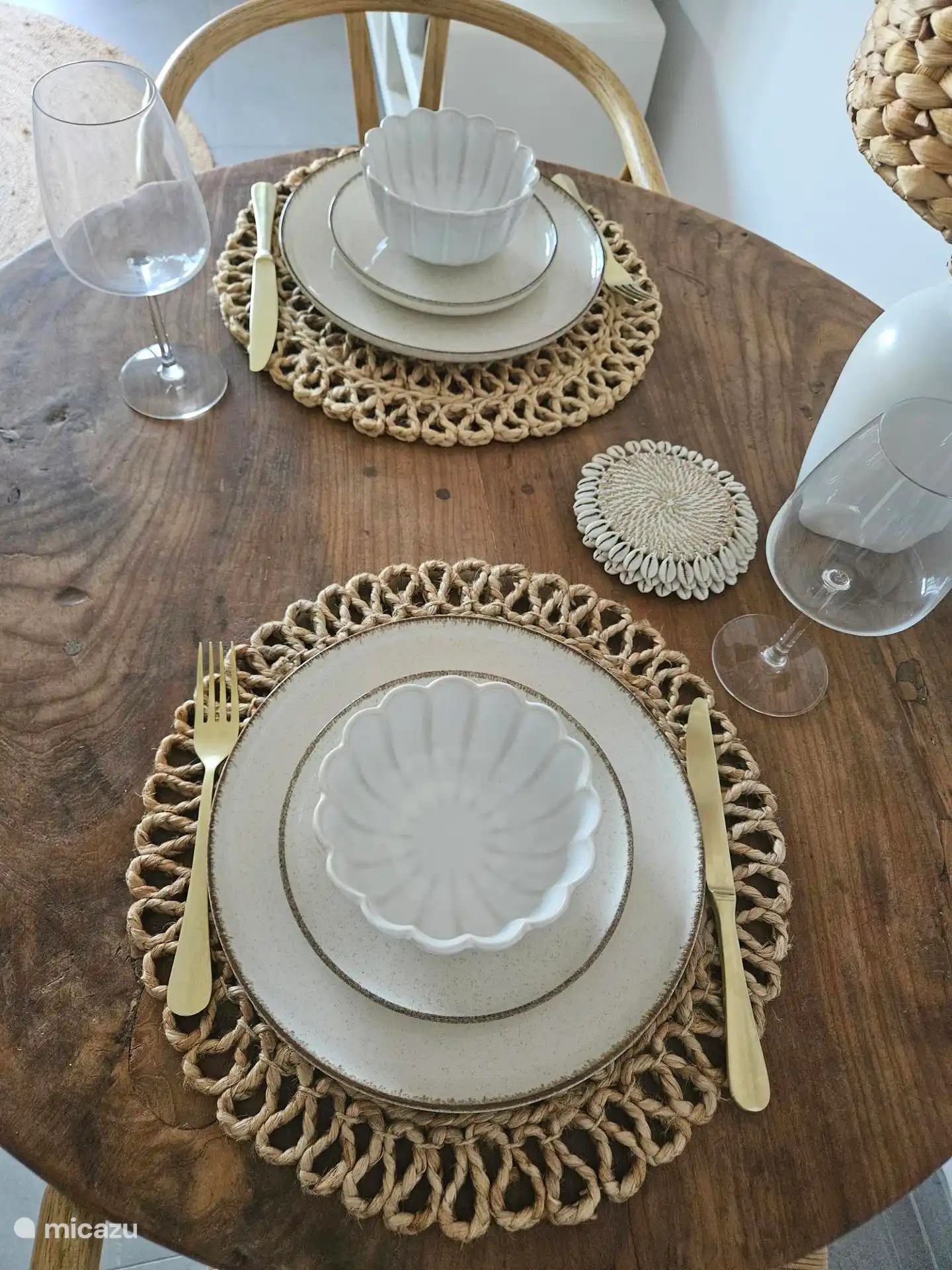La cuisine est entièrement équipée de vaisselle, verres et couverts, vous permettant de profiter du petit-déjeuner, du déjeuner et du dîner dans l’appartement.