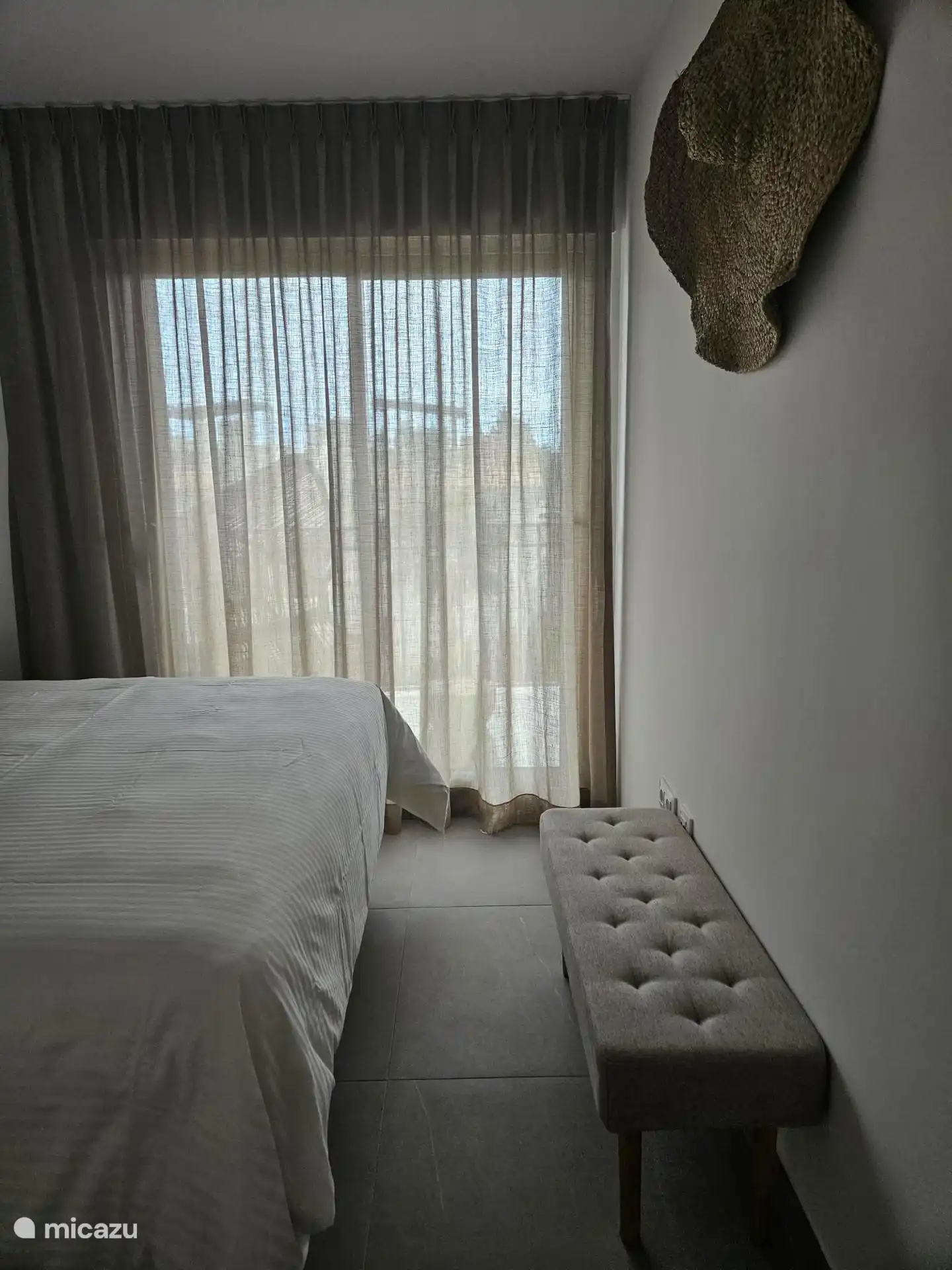 La chambre est équipée d’un miroir en pied et de volets occultants, vous permettant de profiter d’une bonne nuit de sommeil reposante.