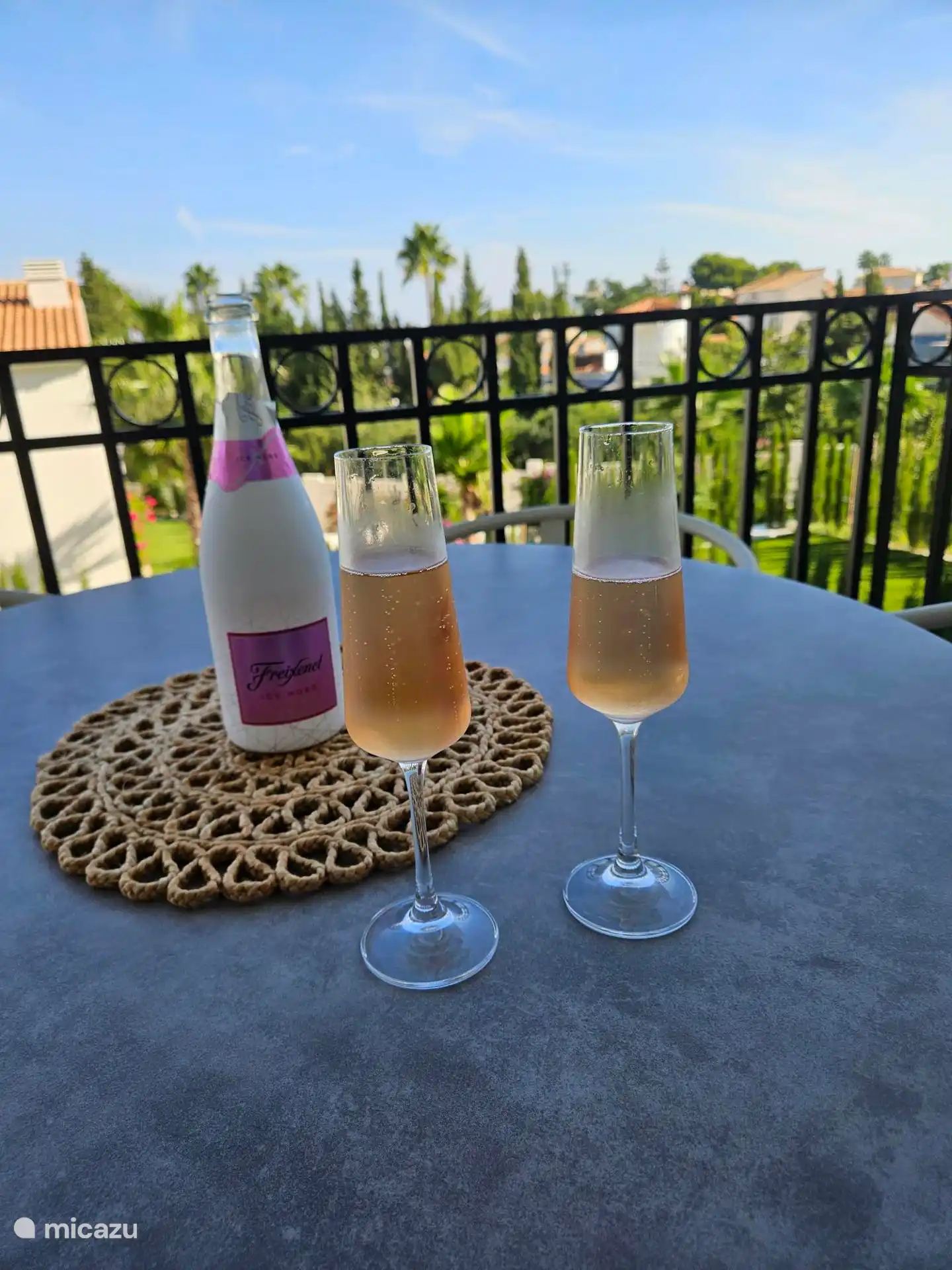 Profitez du soleil espagnol, d’un bon livre ou d’un délicieux cava sur notre terrasse !
