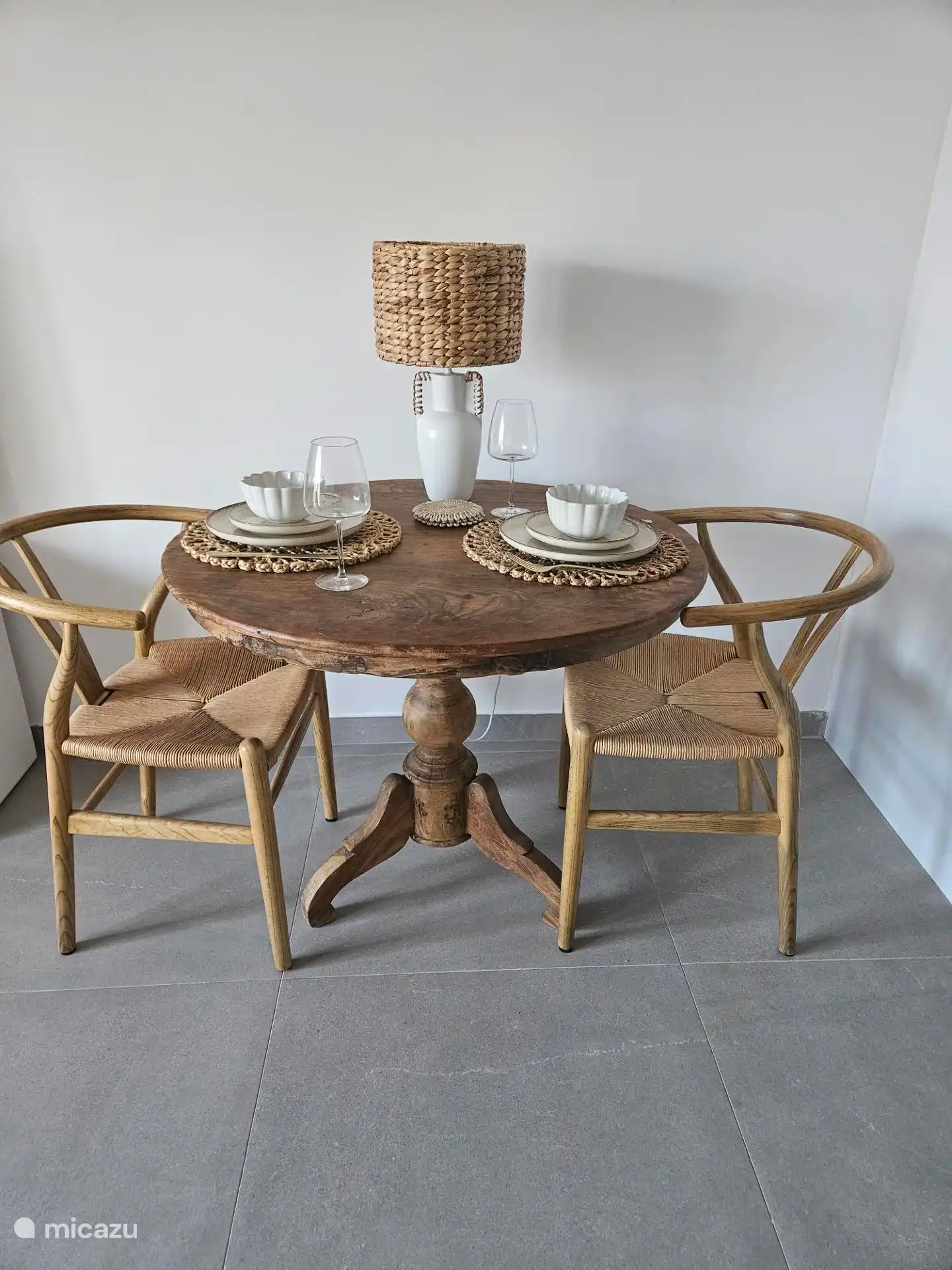 La salle à manger dispose d’une table avec deux chaises confortables, un endroit agréable pour prendre le petit-déjeuner, déjeuner ou prendre un café ensemble.