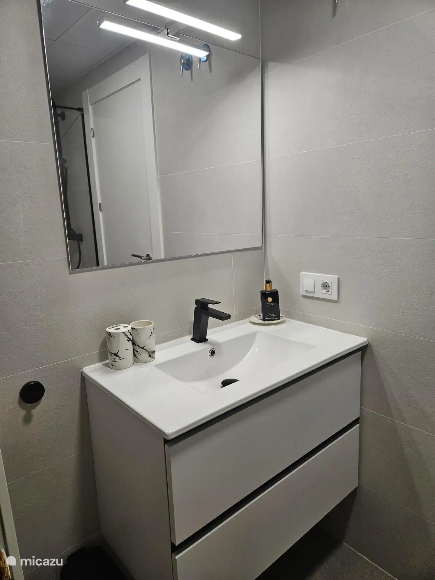 La salle de bain dispose d’un lavabo avec 2 tiroirs pour un espace de rangement suffisant et un bon éclairage. Un sèche-cheveux est également fourni.