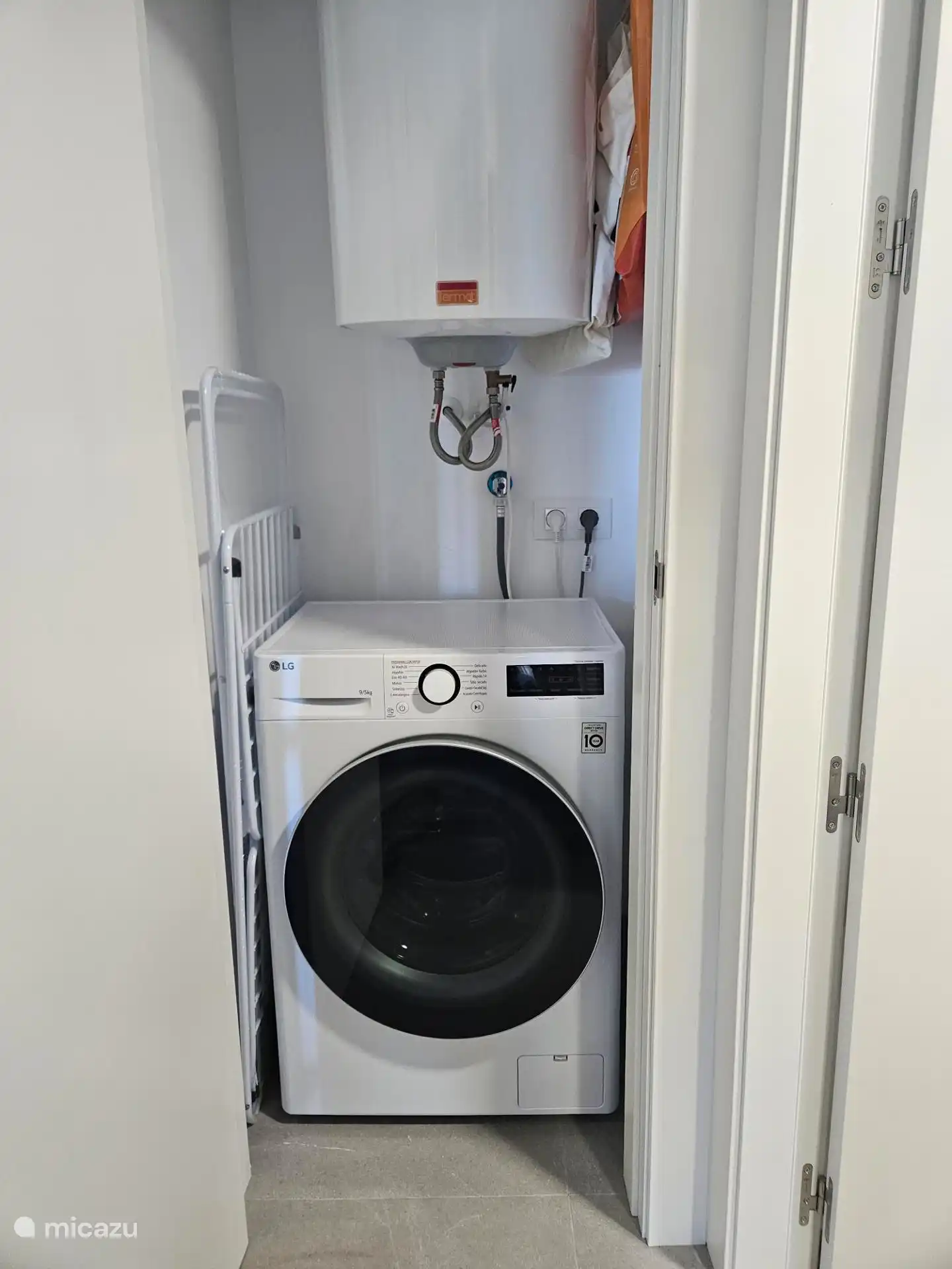 Il existe une combinaison lave-sèche-linge, ainsi qu’un séchoir.