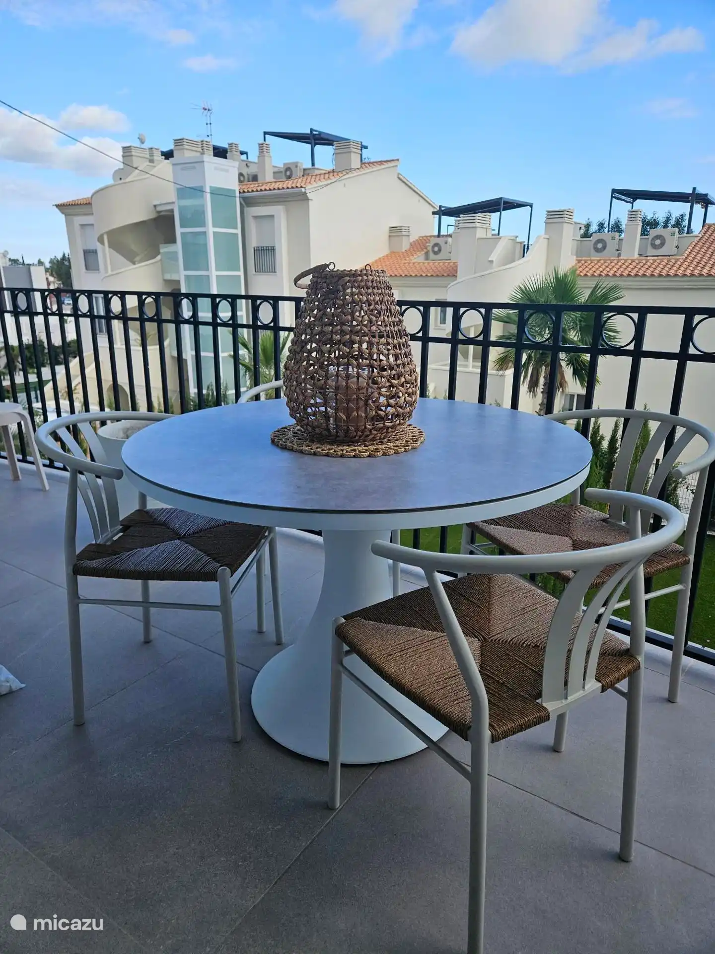 De plus, une table douillette avec quatre chaises est installée, parfaite pour un petit-déjeuner copieux, un déjeuner ou un dîner ambiant en plein air.