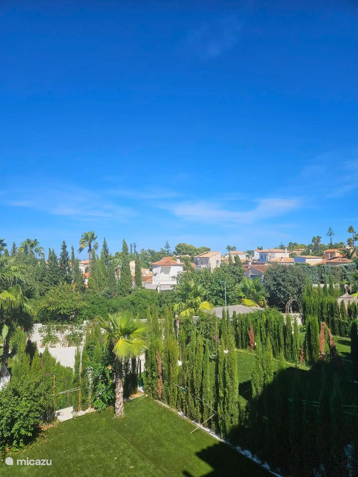Depuis la terrasse, vous pouvez profiter d’une magnifique vue verte.