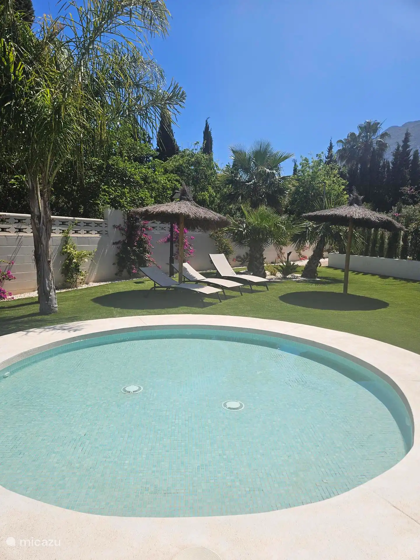 Les petits ont aussi été envisagés ! En plus de la grande piscine, il y a une piscine séparée pour enfants.