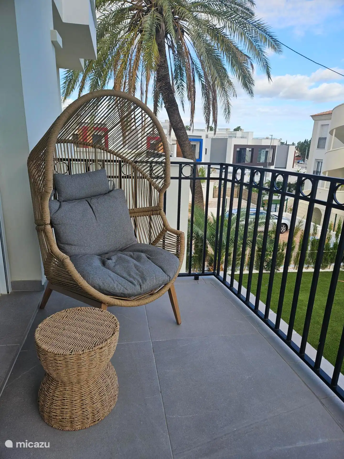 Sur la vaste terrasse se trouve un fauteuil lounge confortable, idéal pour se détendre, lire un livre ou profiter du soleil espagnol.