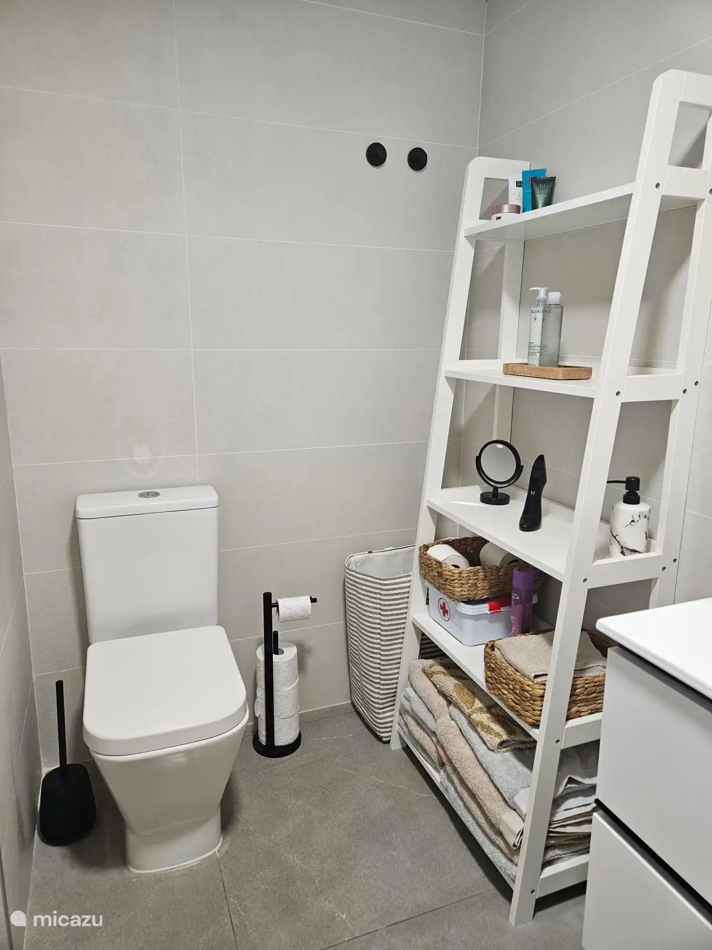 Il y a un placard supplémentaire pour ranger vos effets personnels. Le bain et les serviettes sont prêts pour vous, ainsi qu’une trousse de premiers secours pour les accidents mineurs.
