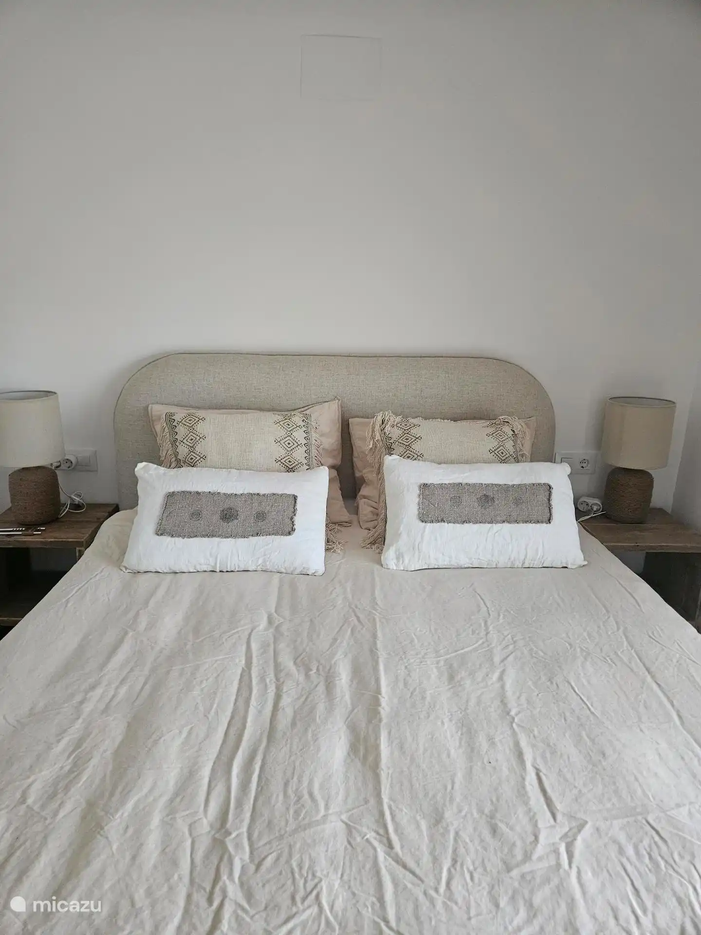 La chambre est équipée d’un sommier confortable de 1,60 x 2,00 mètres. De chaque côté du lit se trouve une table de chevet avec suffisamment de connexions pour votre chargeur de téléphone et une veilleuse.
