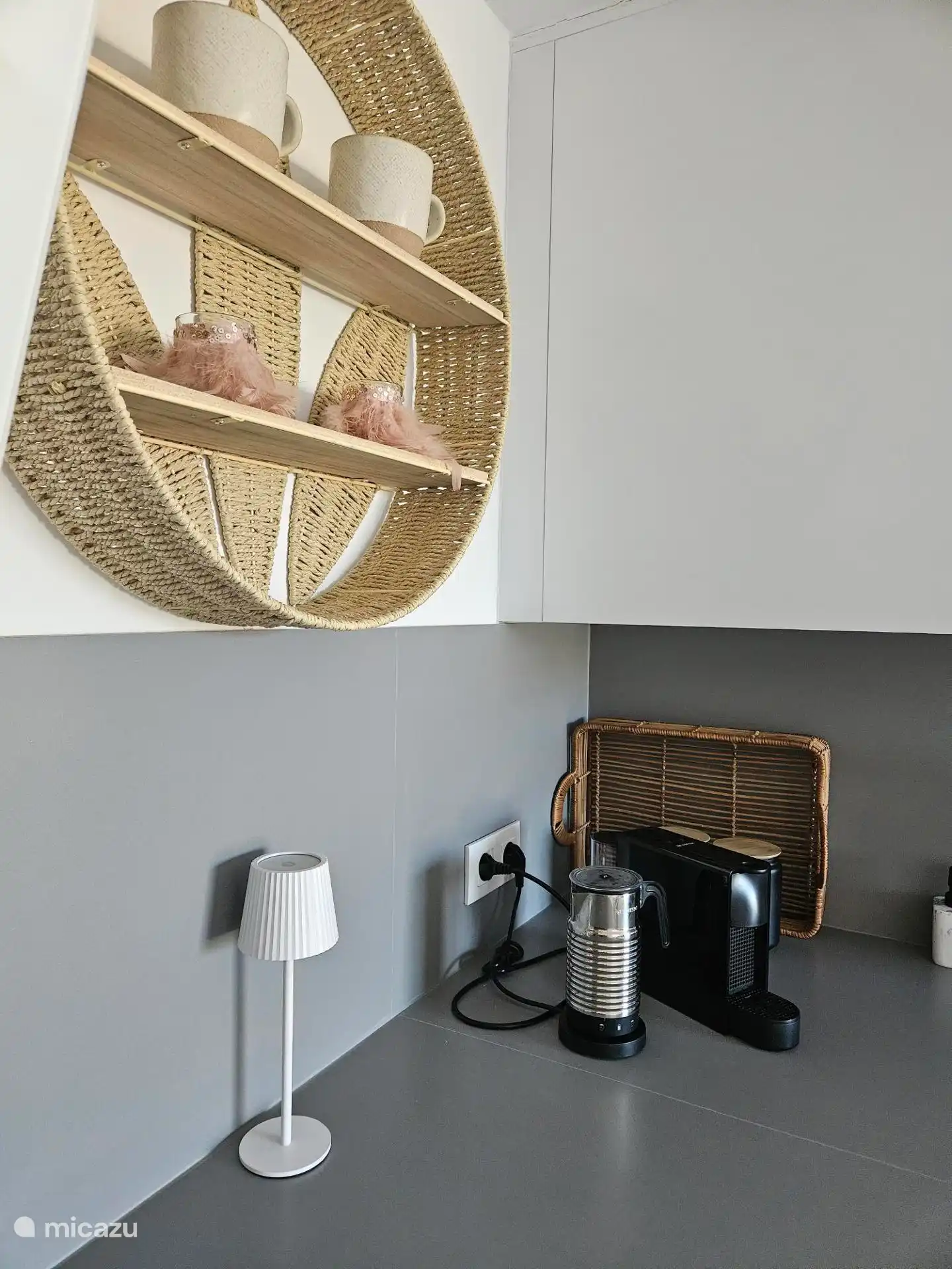 Pour les vrais amateurs de café, il existe une machine Nespresso avec mousseur à lait.  Il y a aussi une bouilloire électrique.