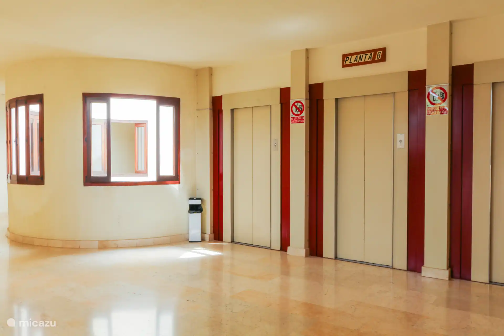 De hal met lift van het complex