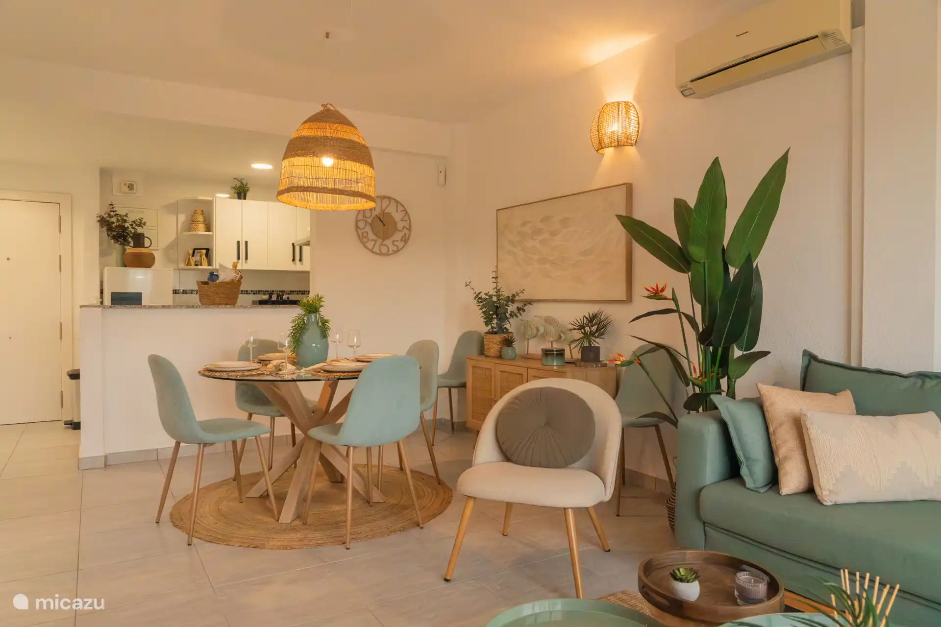 Woonkamer met keuken