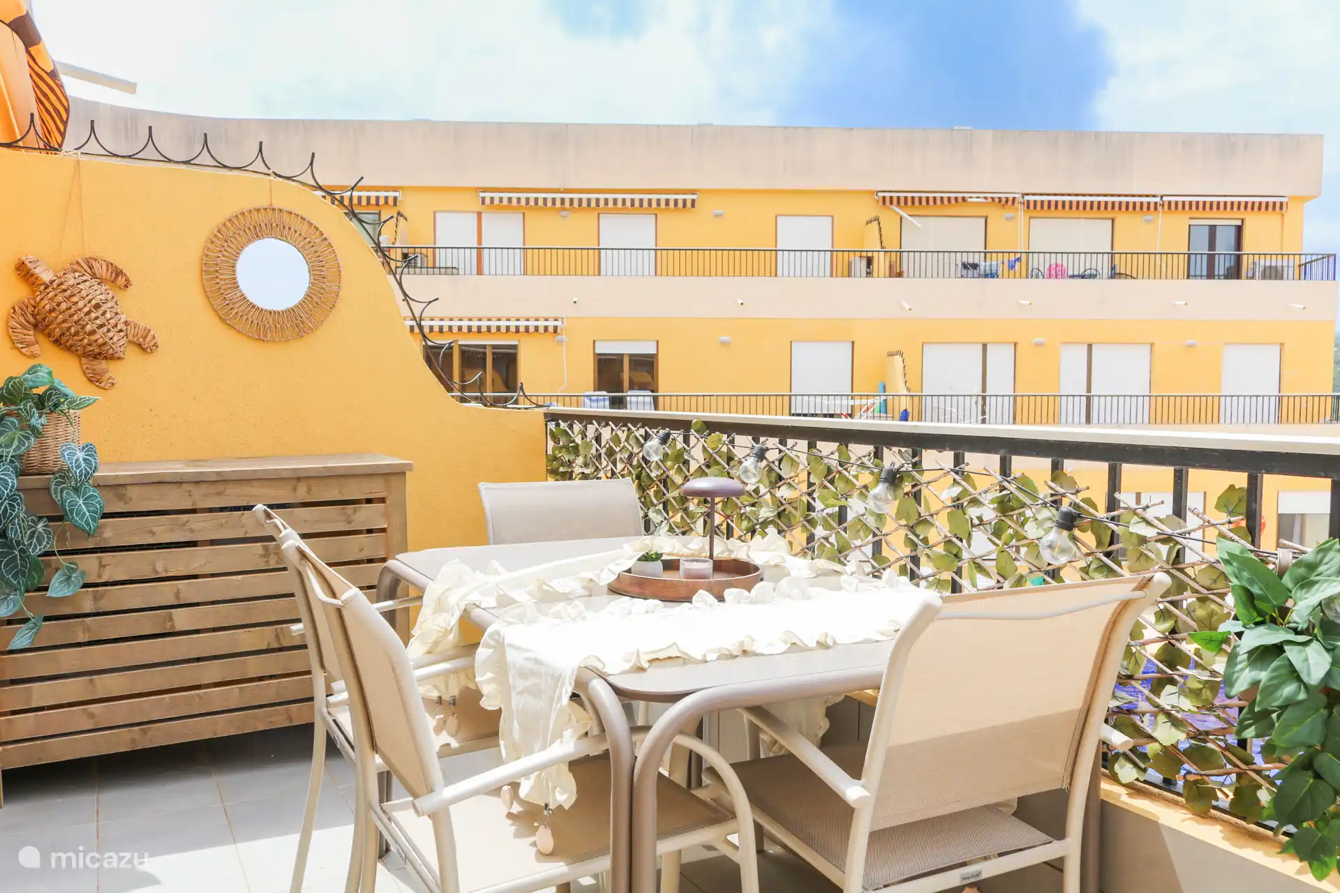 Balkon met eettafel