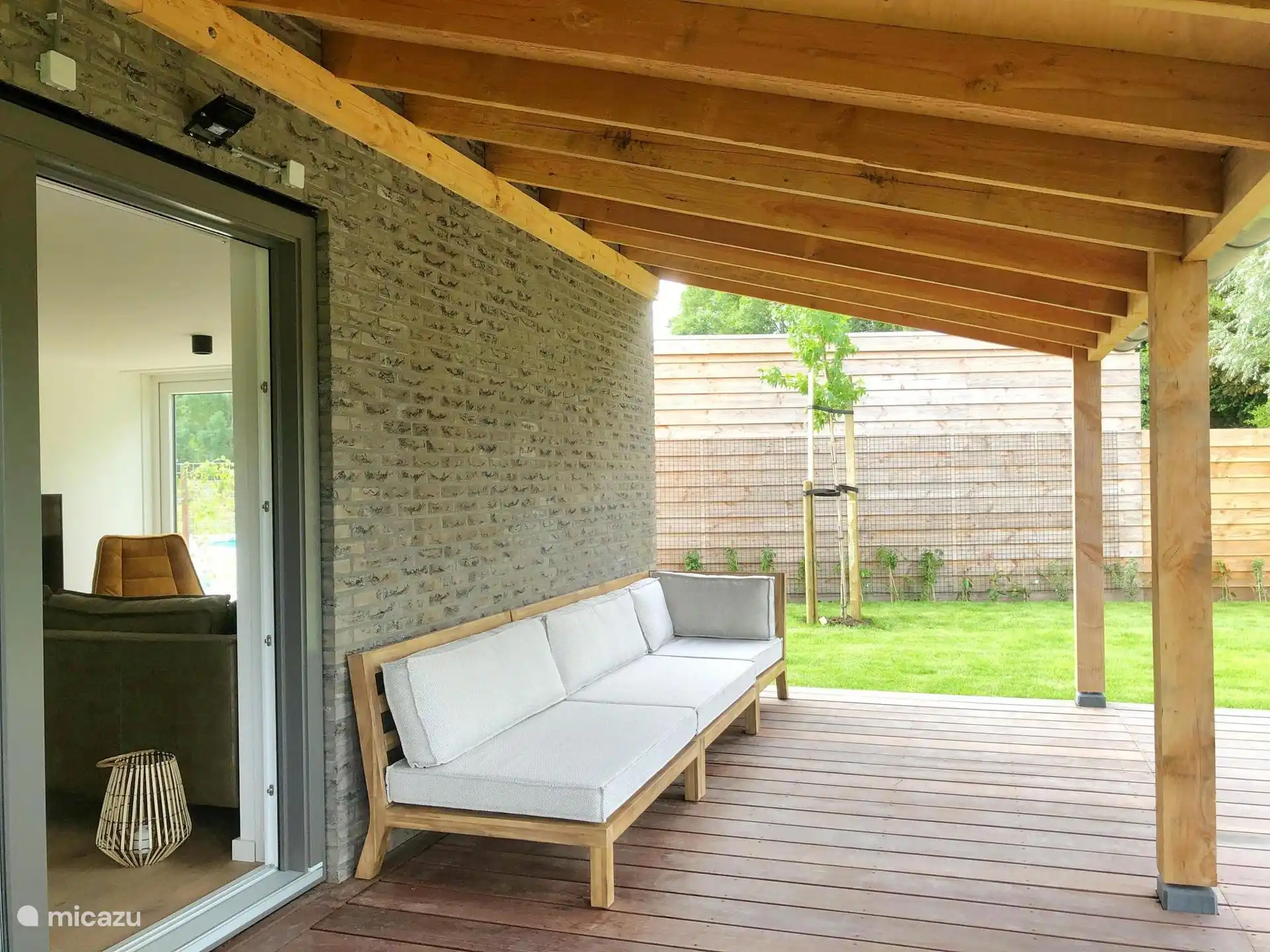 Veranda con sofá lounge