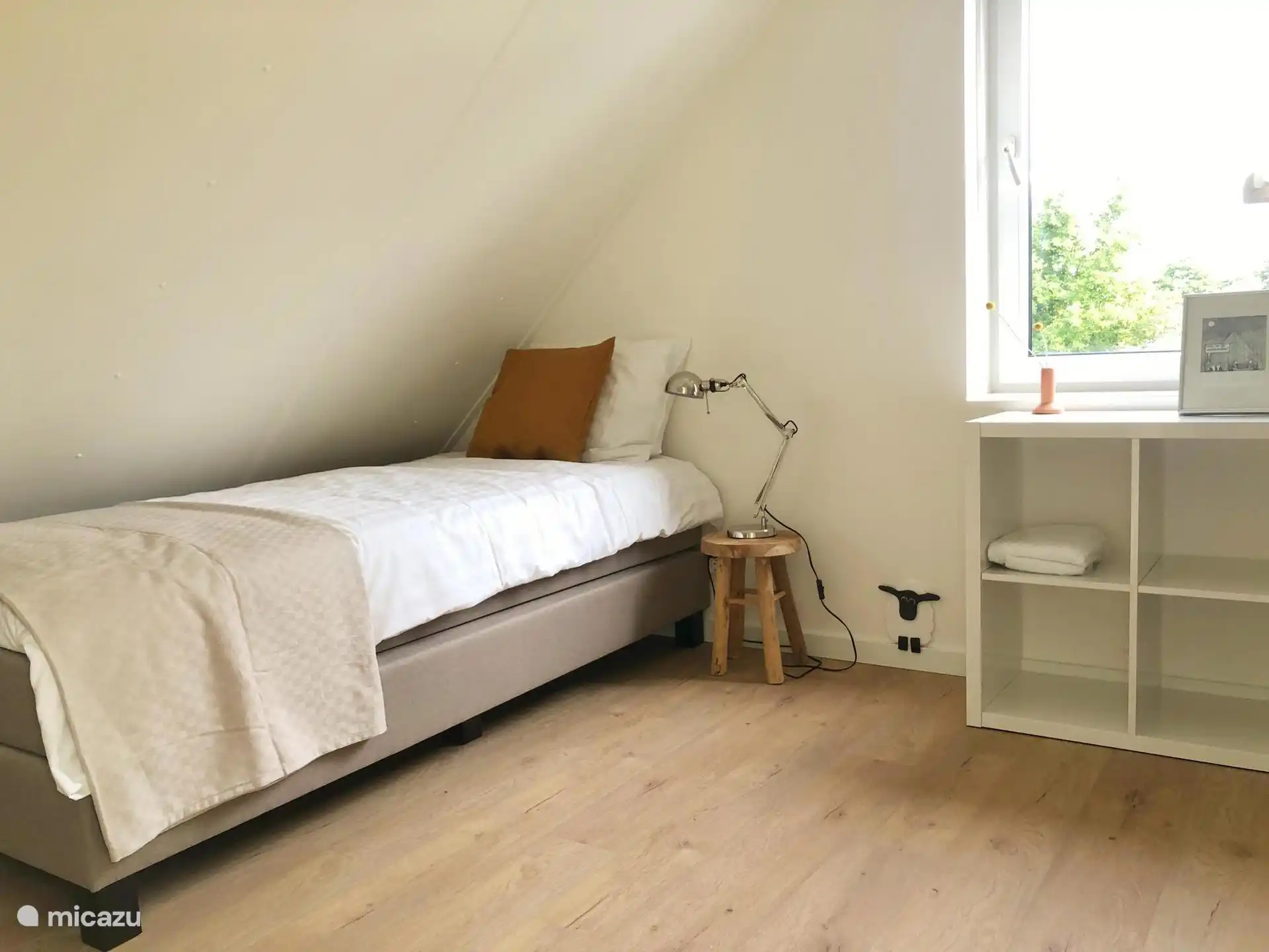 Dormitorio con cama individual