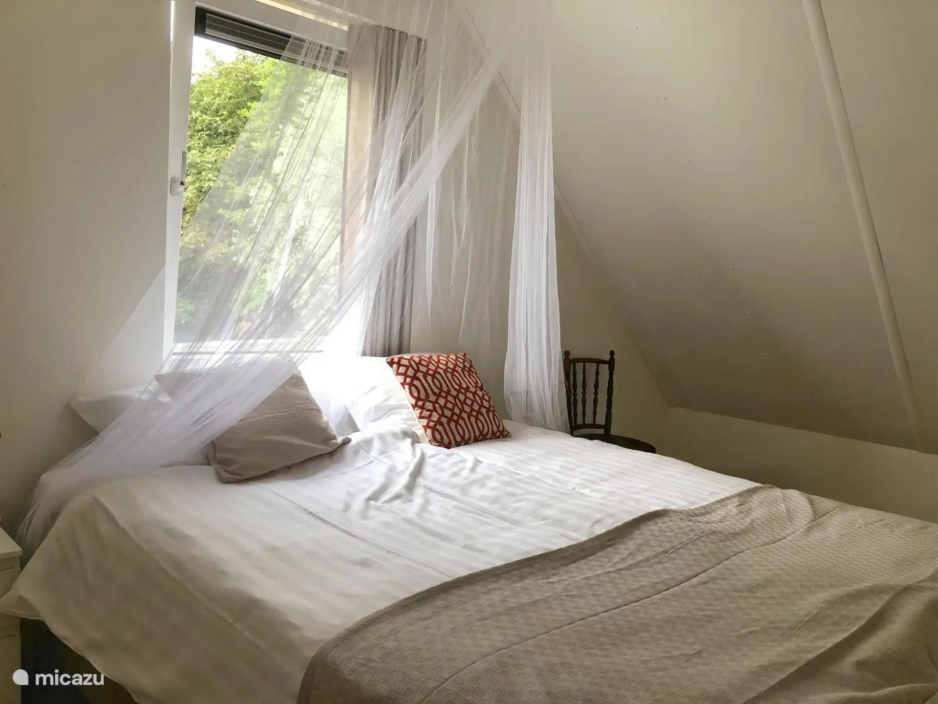 Dormitorio con cama matrimonial