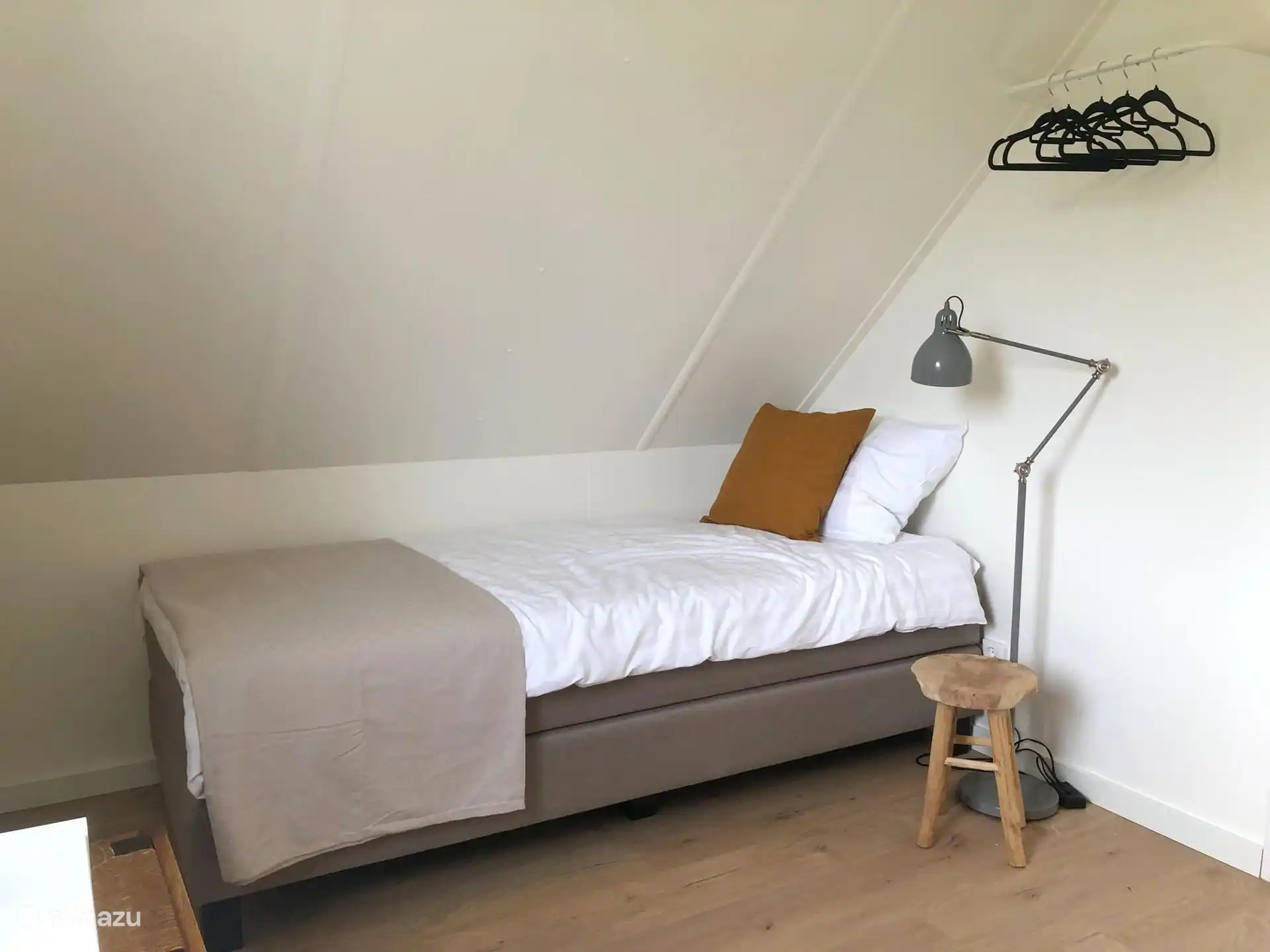 Dormitorio con cama individual