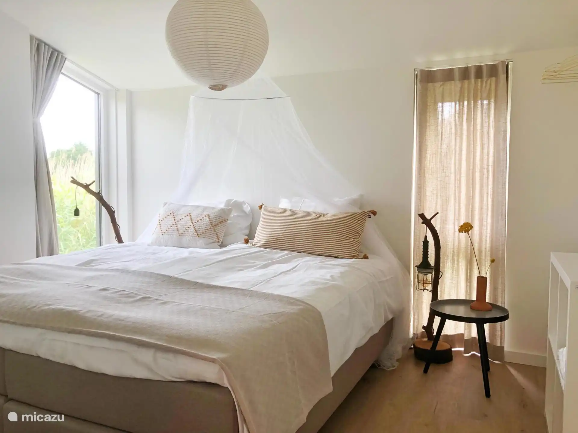Dormitorio con cama matrimonial
