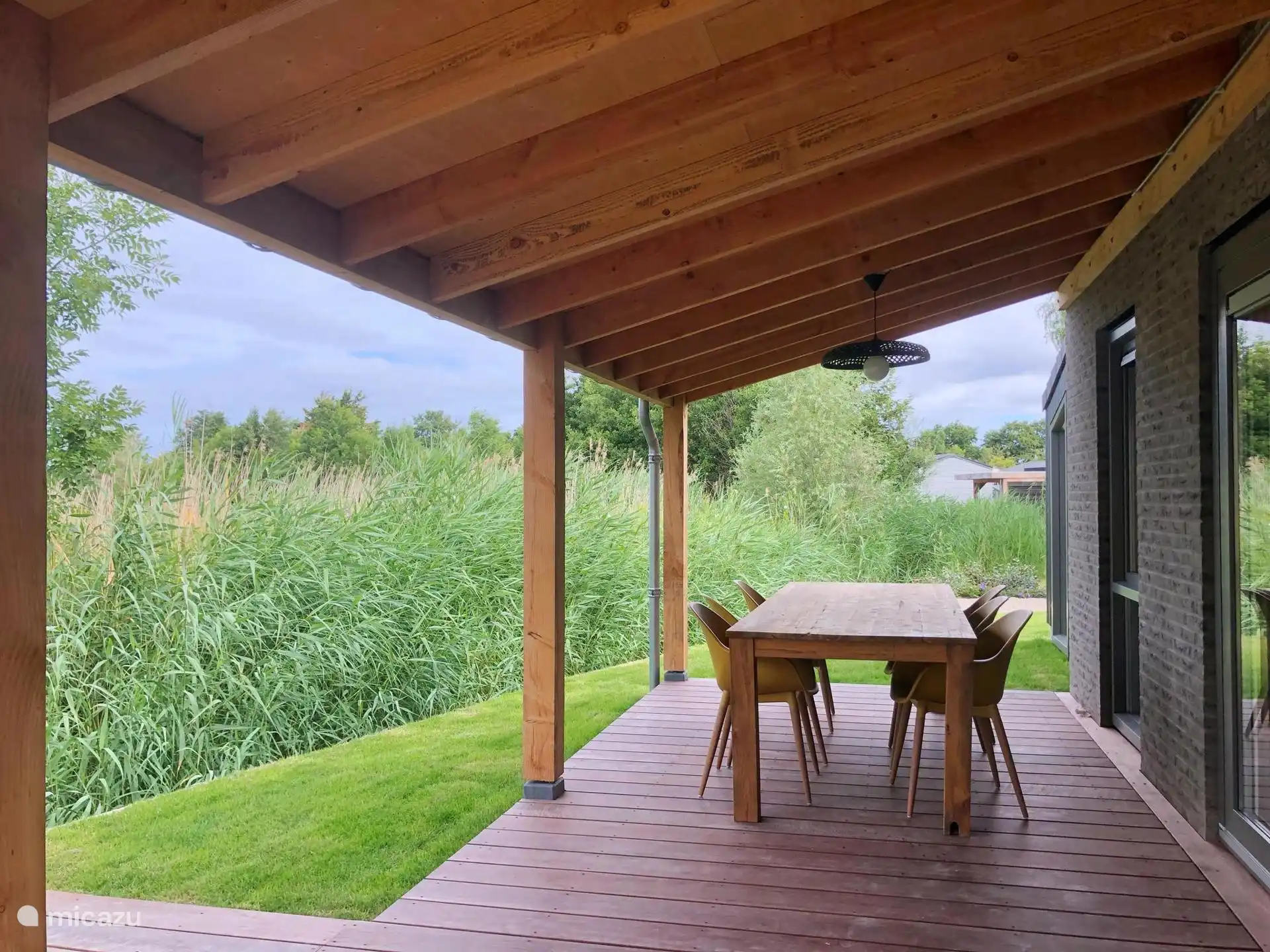 Veranda cubierta con mesa de comedor