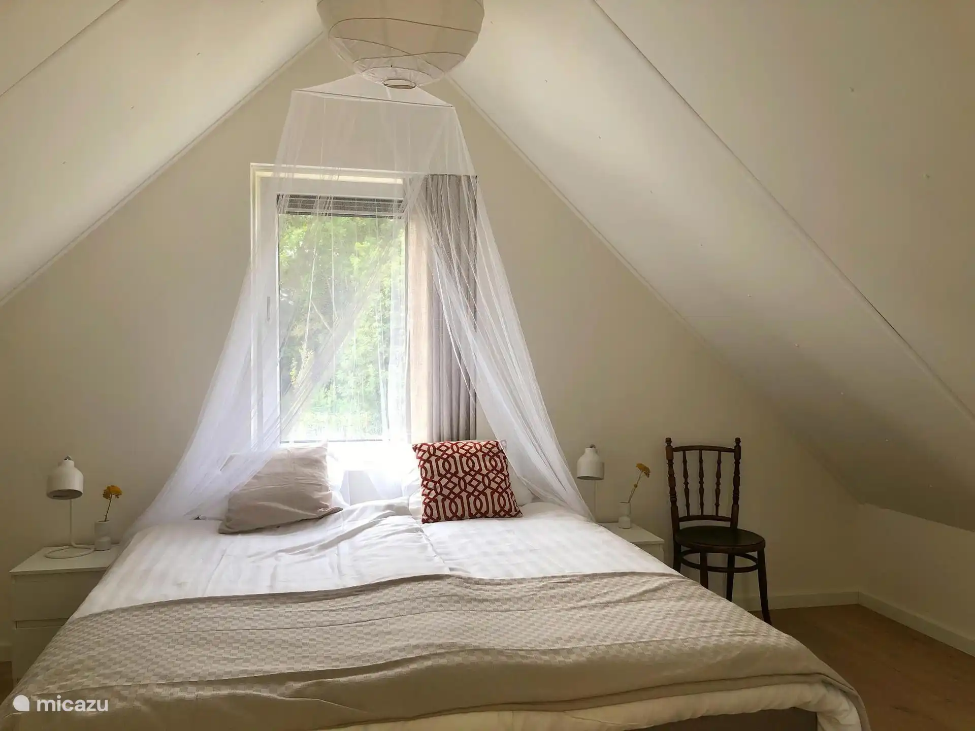 Dormitorio con cama matrimonial