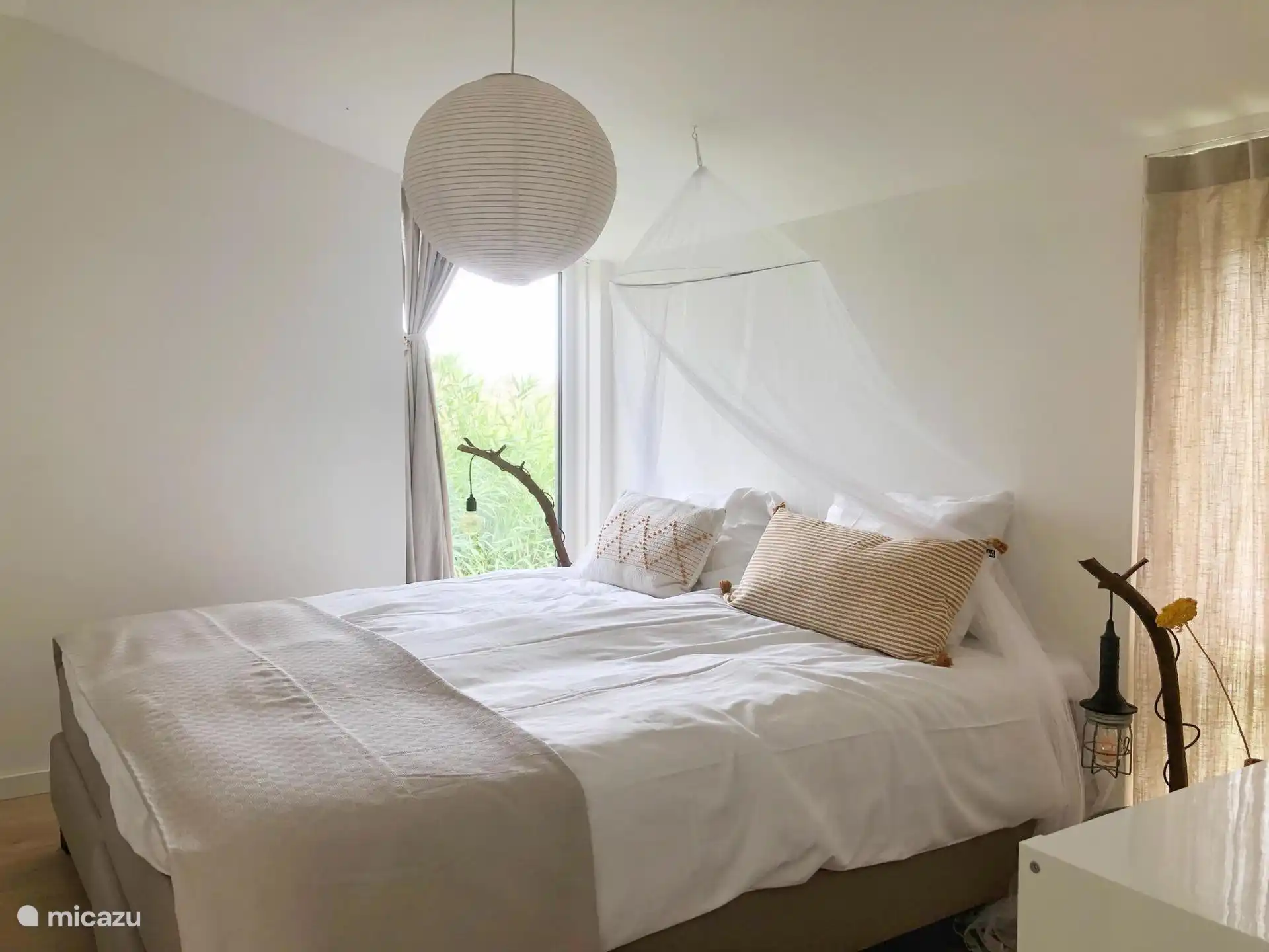 Dormitorio con cama matrimonial