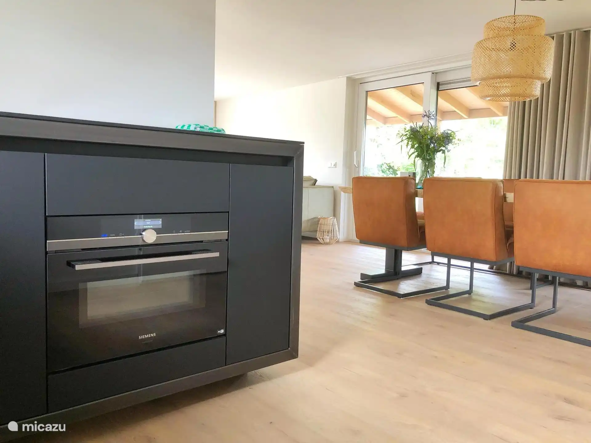 Cocina con horno y comedor
