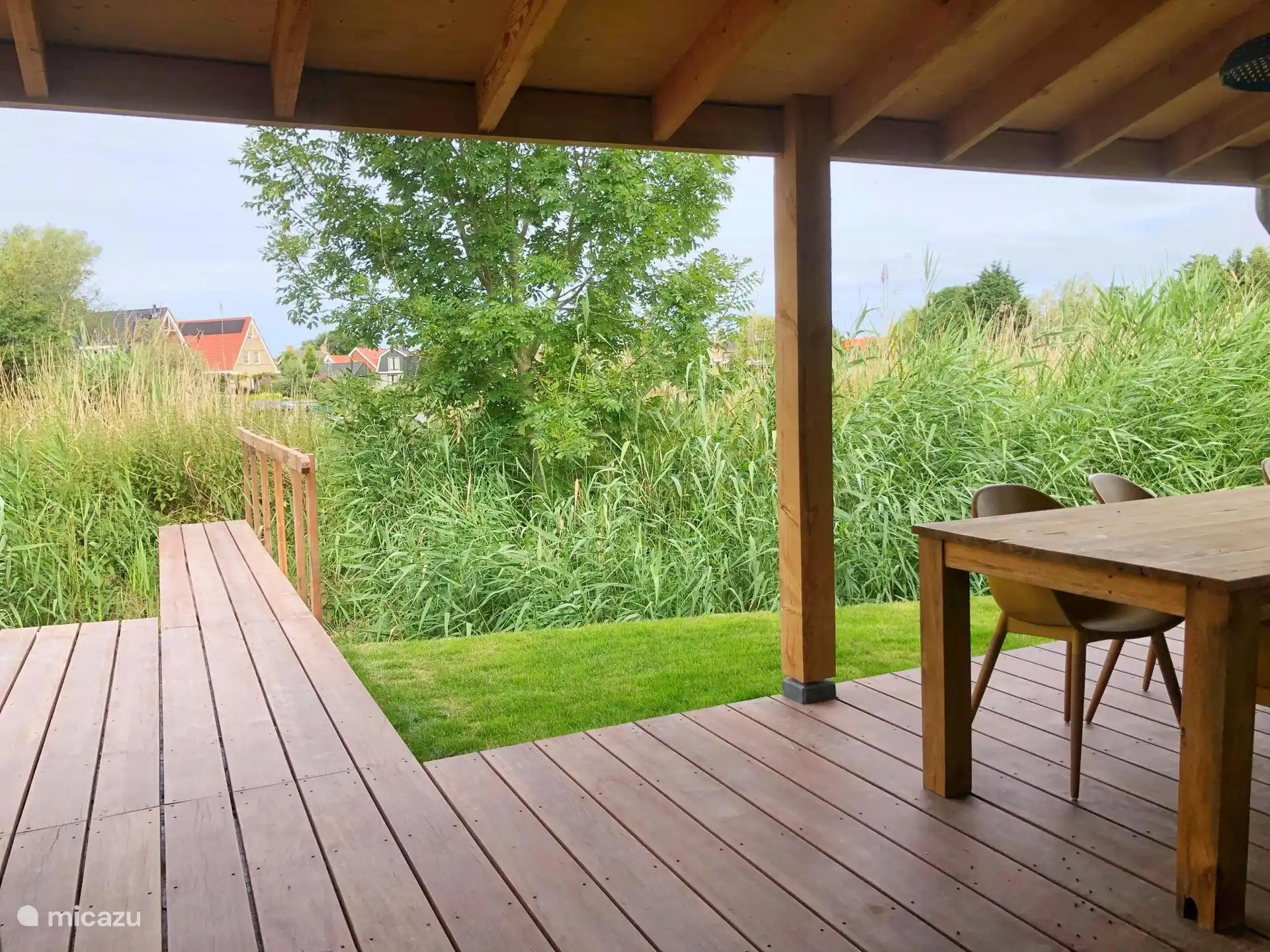 Veranda con mesa de comedor