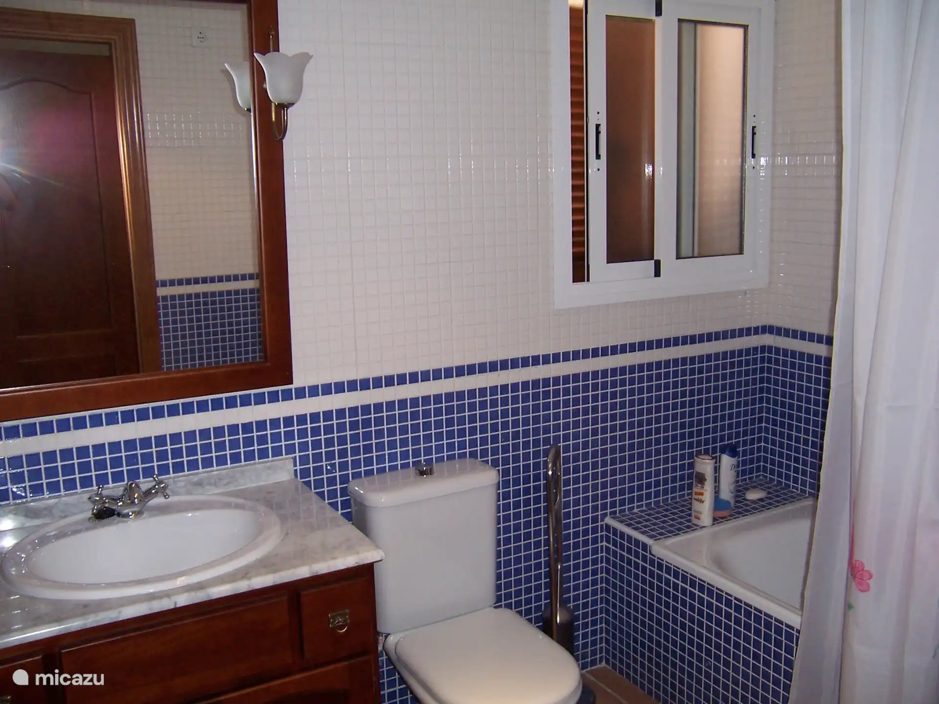 Volledige badkamer in de bovenste slaapkamer
