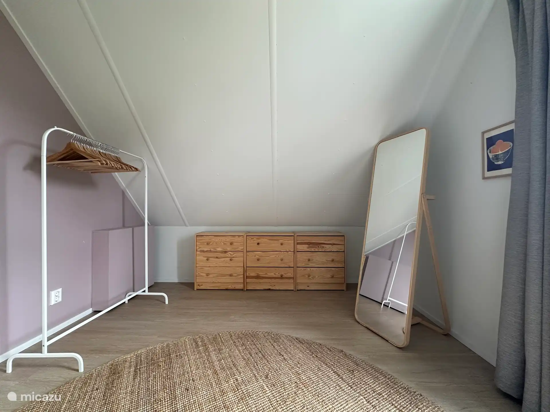 Slaapkamer met kledingrek