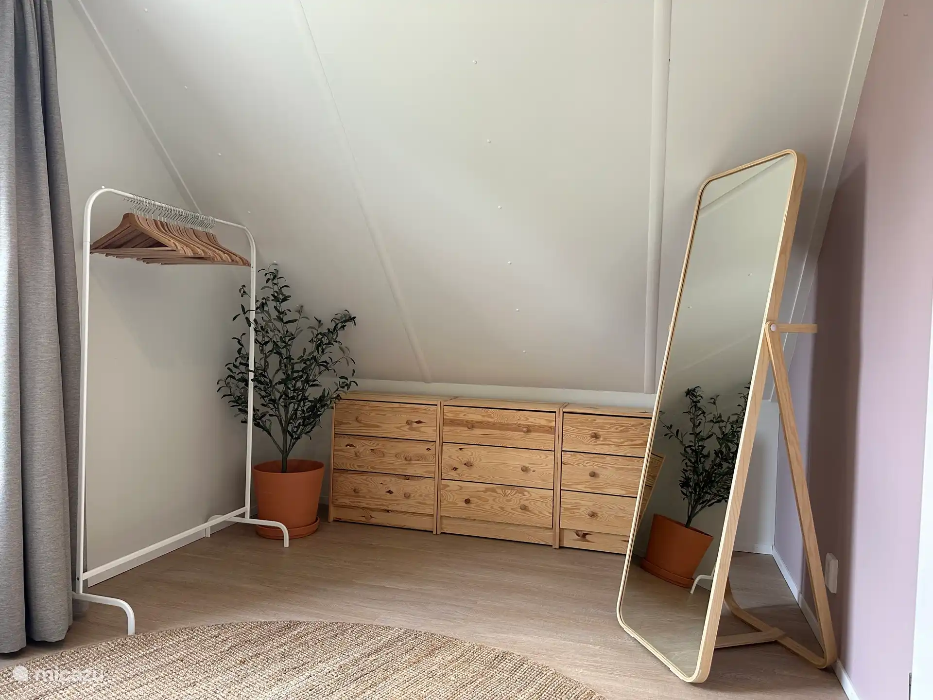 Slaapkamer met kledingrek