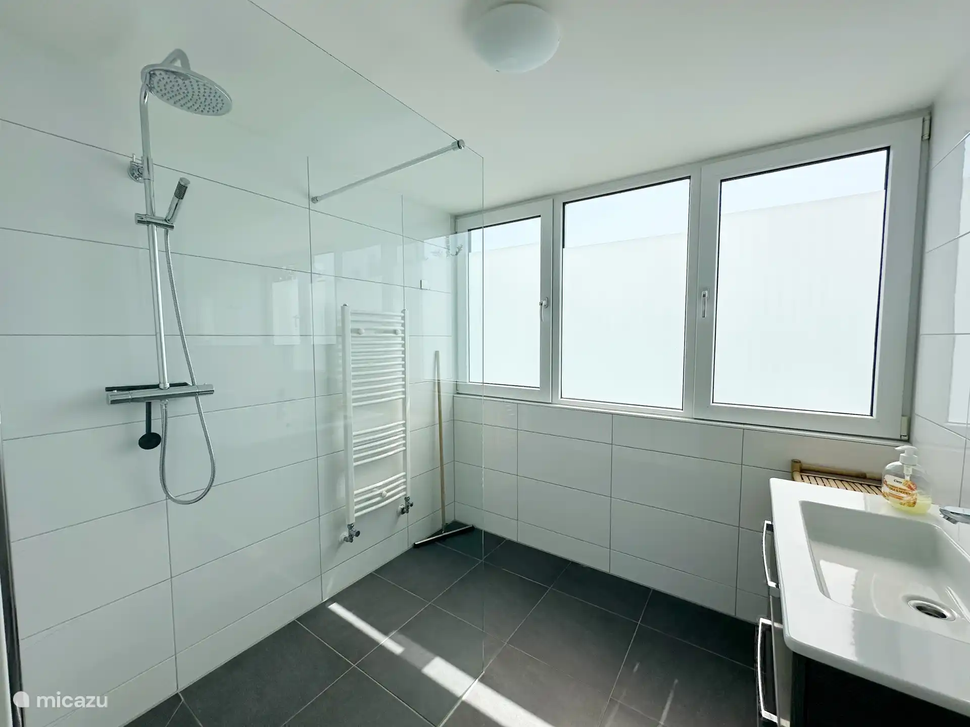 Badkamer met douche