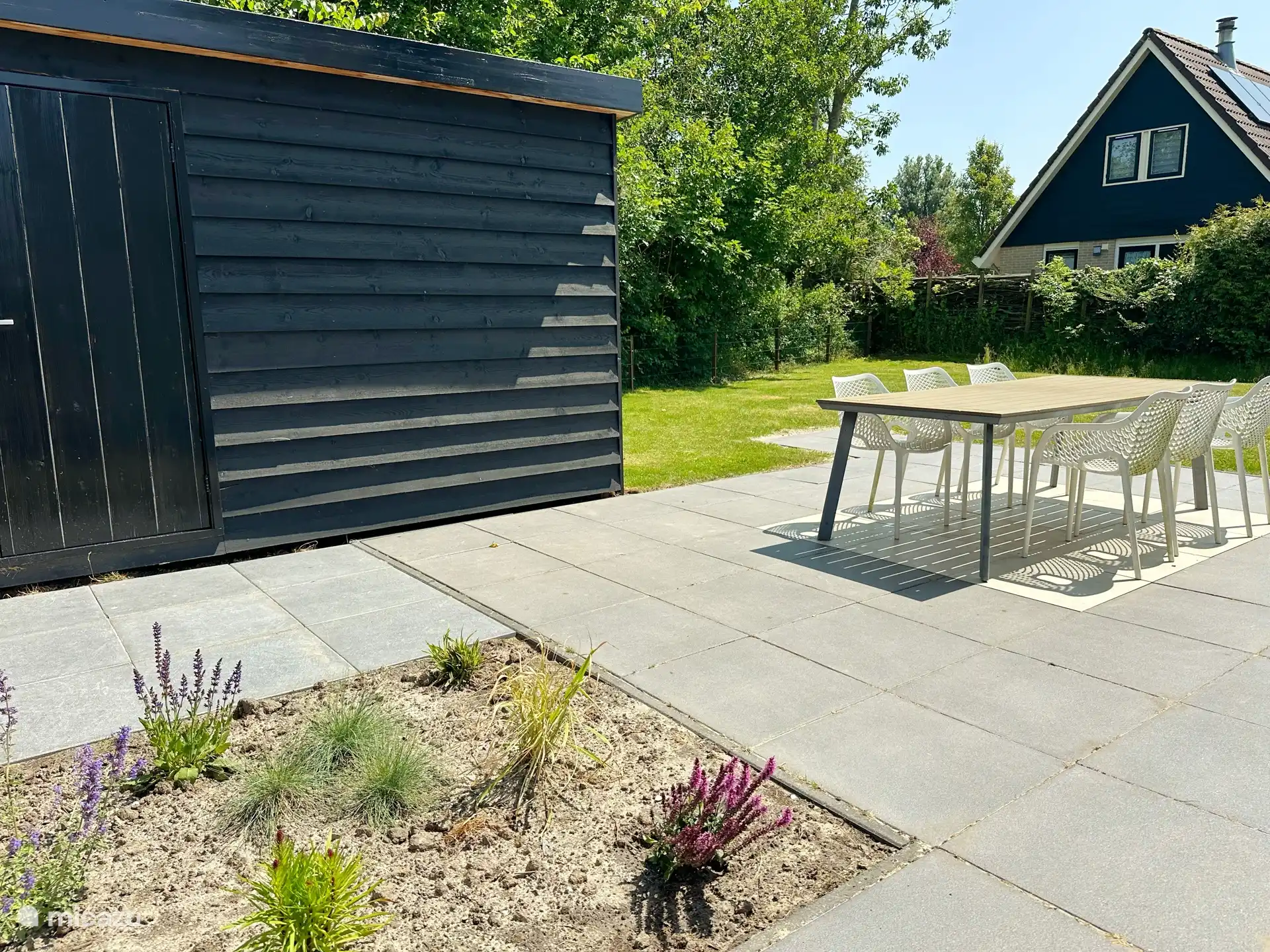 Terras met eettafel