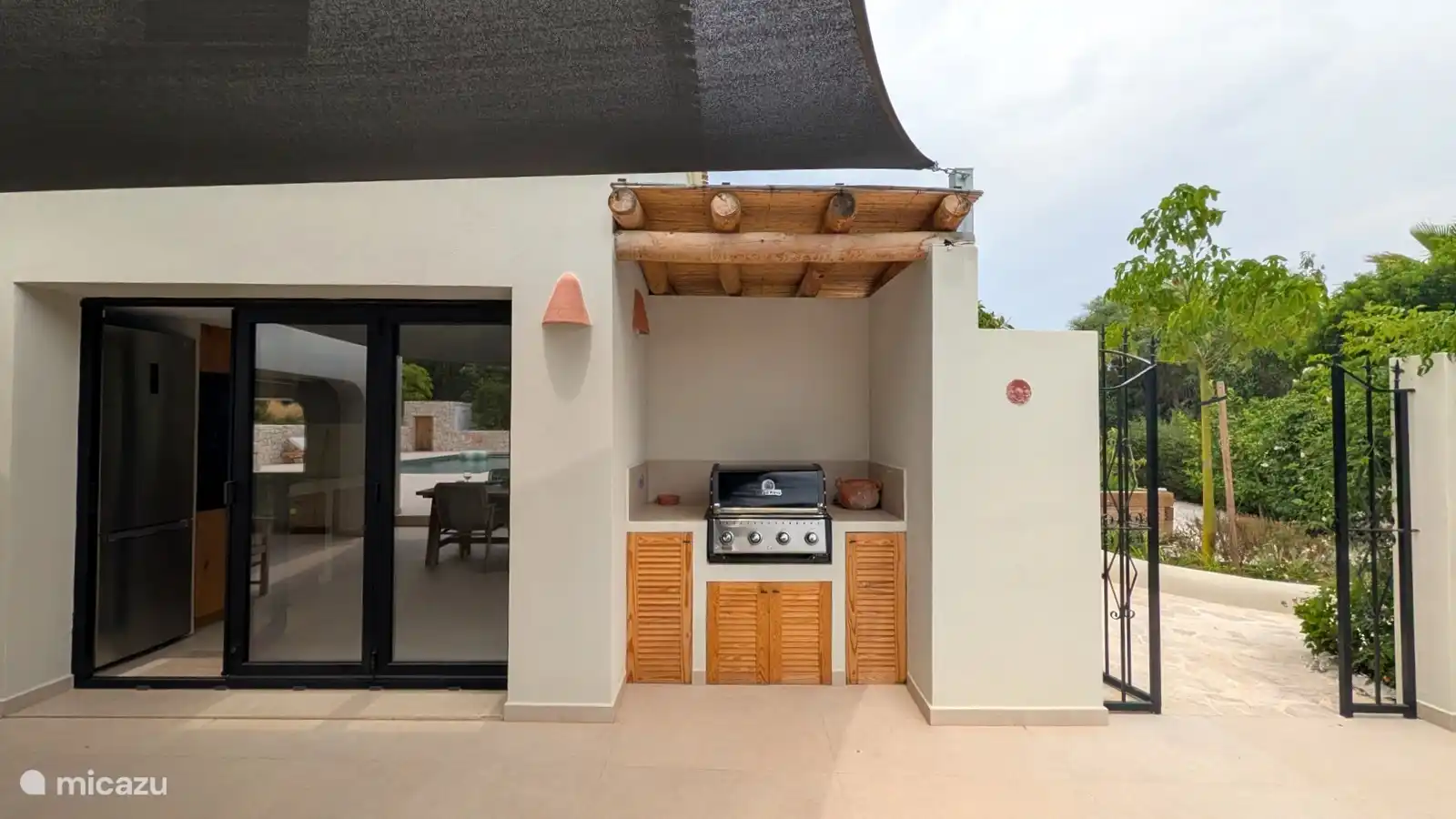 Buitenkeuken met barbecue, direct bij het terras. Klaar voor lange zomeravonden onder de sterren.