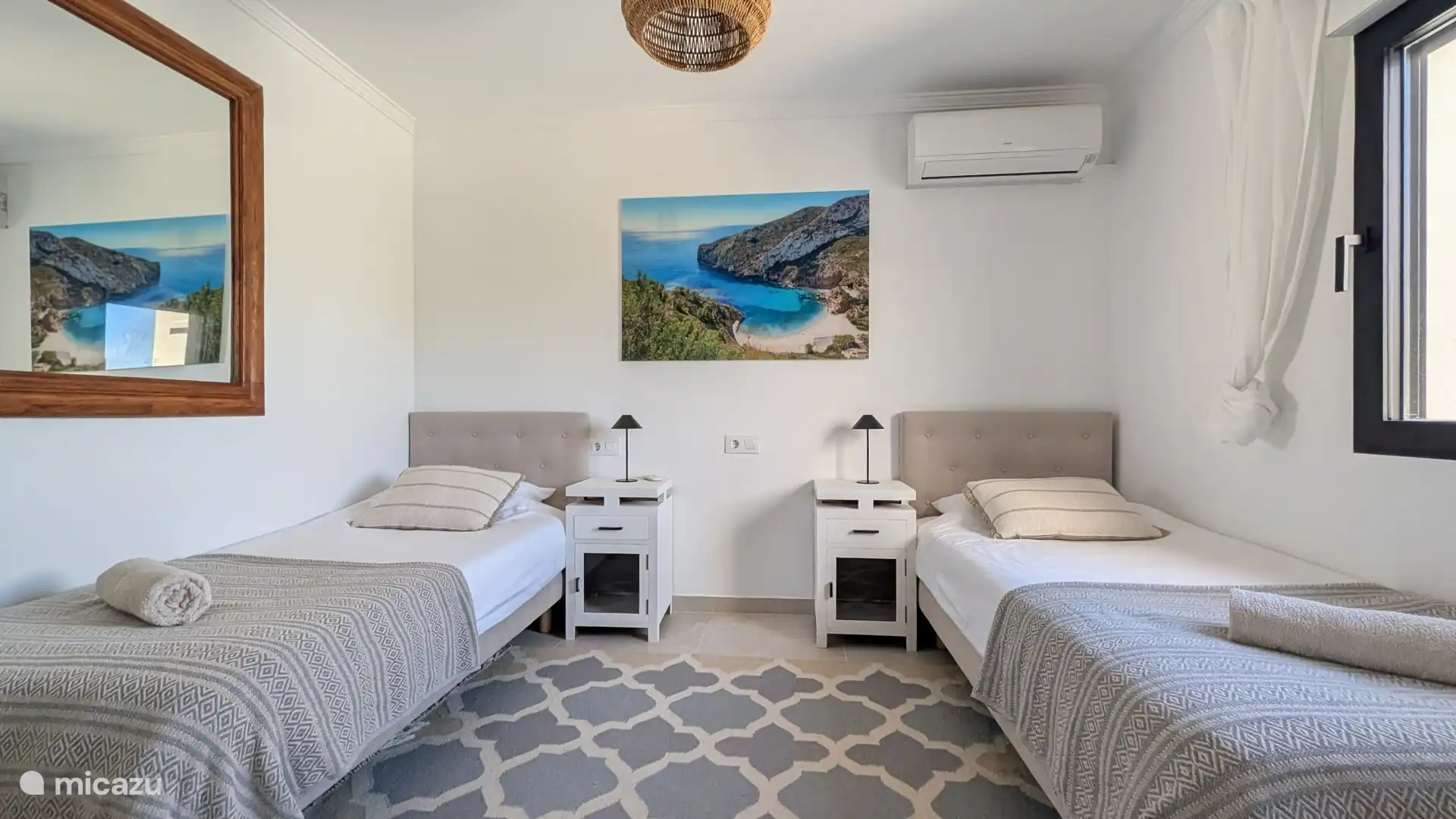 Slaapkamer met twee eenpersoonsbedden en airconditioning. Ideaal voor kinderen of vrienden, en ook op warme zomernachten lekker koel.