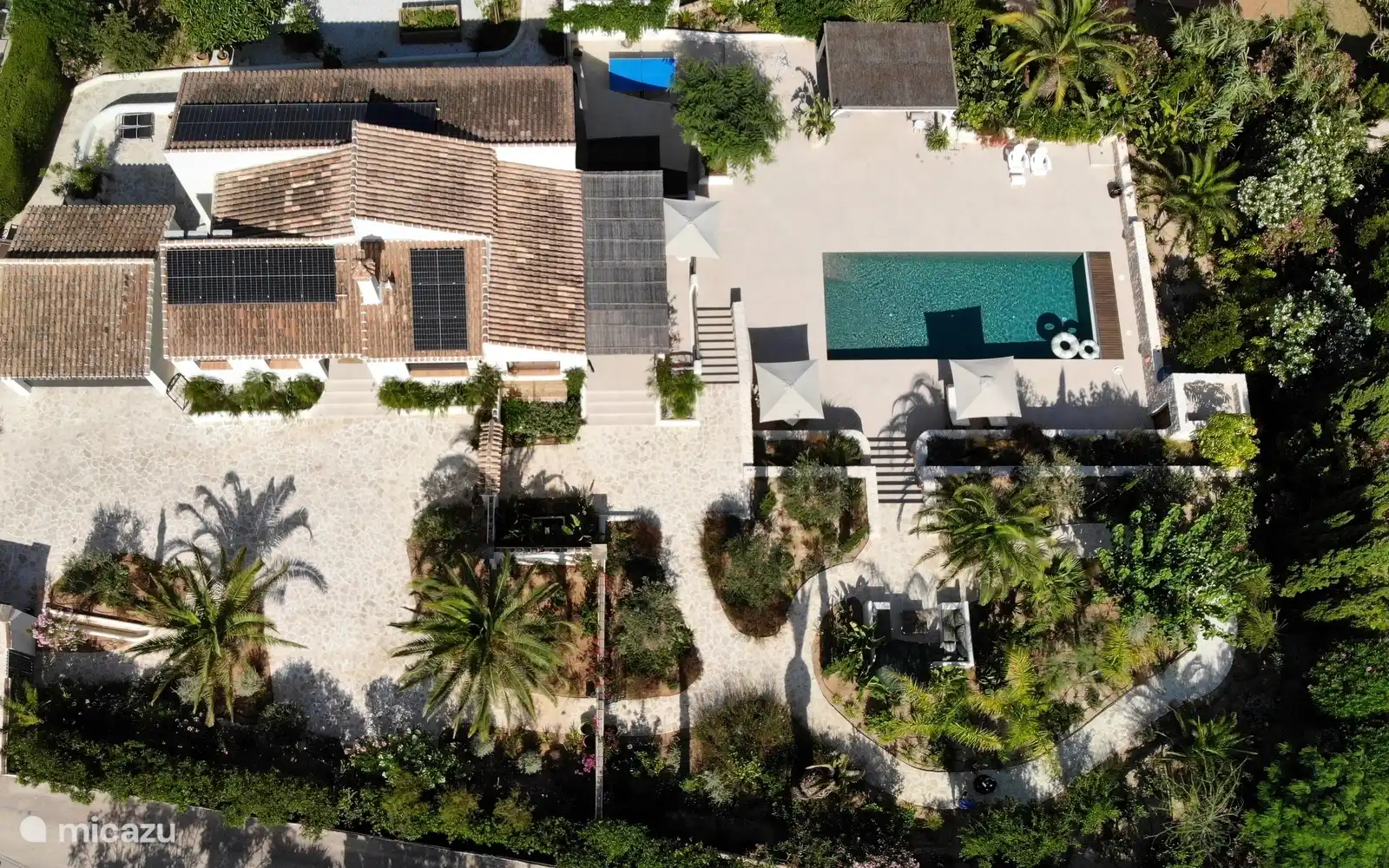 Bovenaanzicht van Can Miró: villa, zwembad en terrassen in een tuin van 2.000 m². Alles op je eigen terrein, met volop ruimte en privacy.