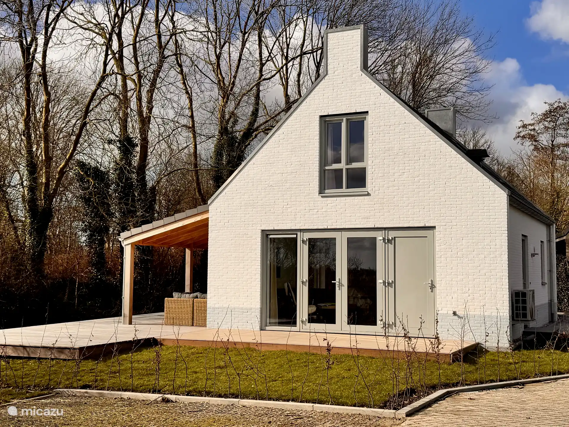 Casa en la parte trasera con veranda