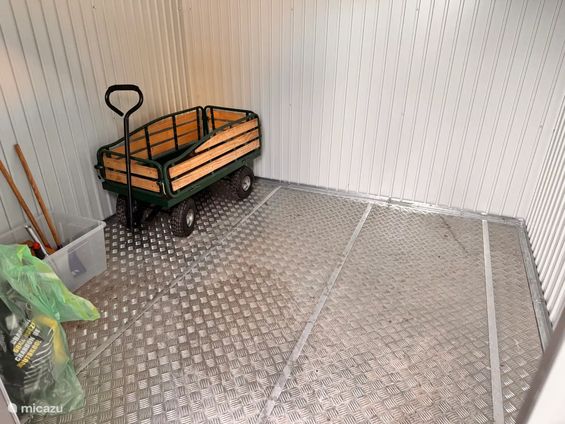 Sala de almacenamiento con vagón