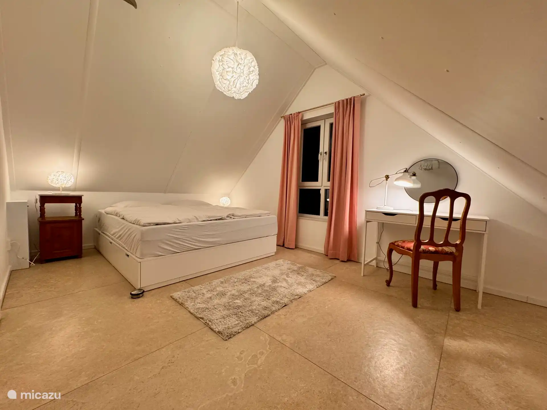 Dormitorio con cama individual
