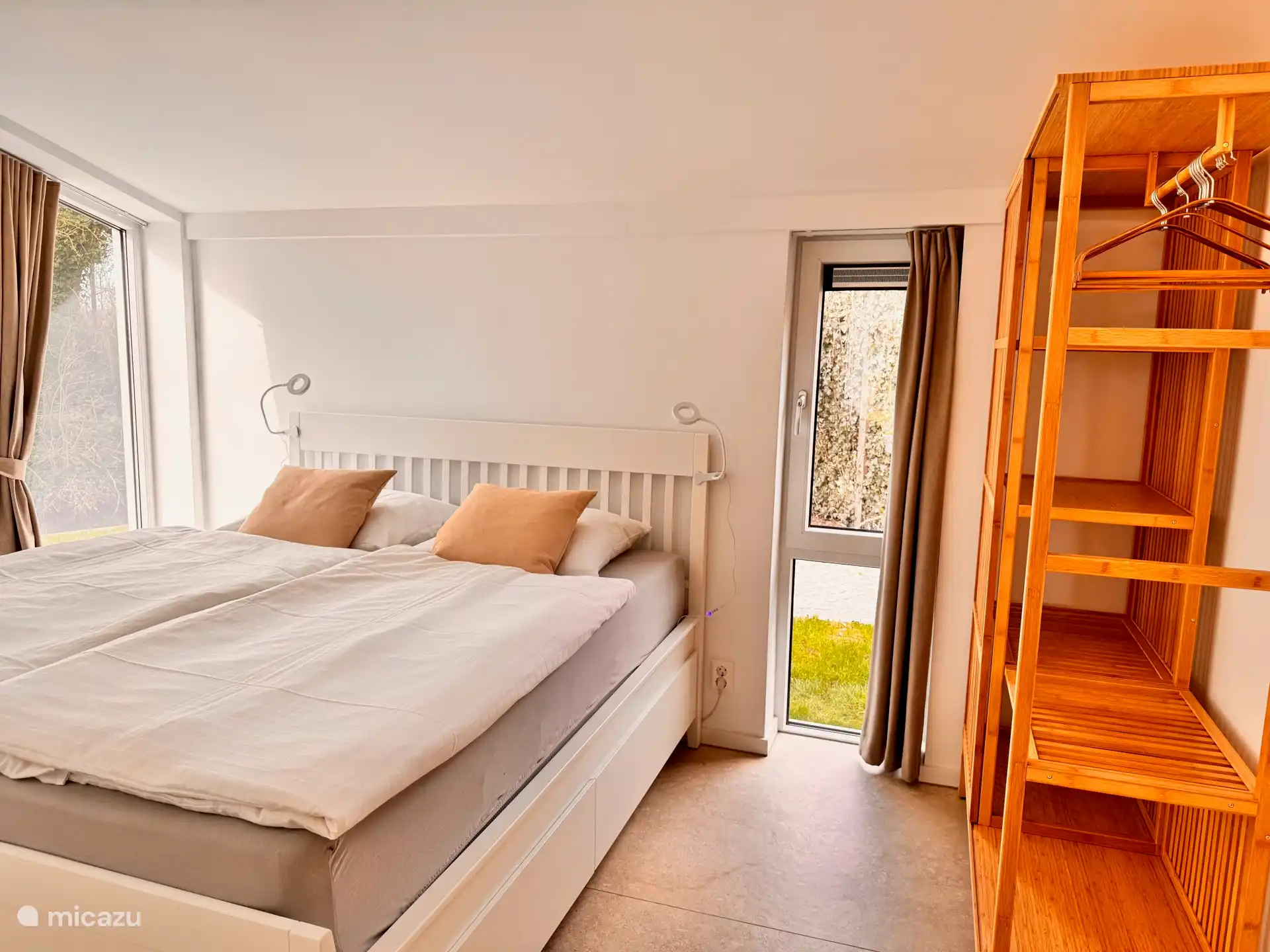 Dormitorio con cama matrimonial