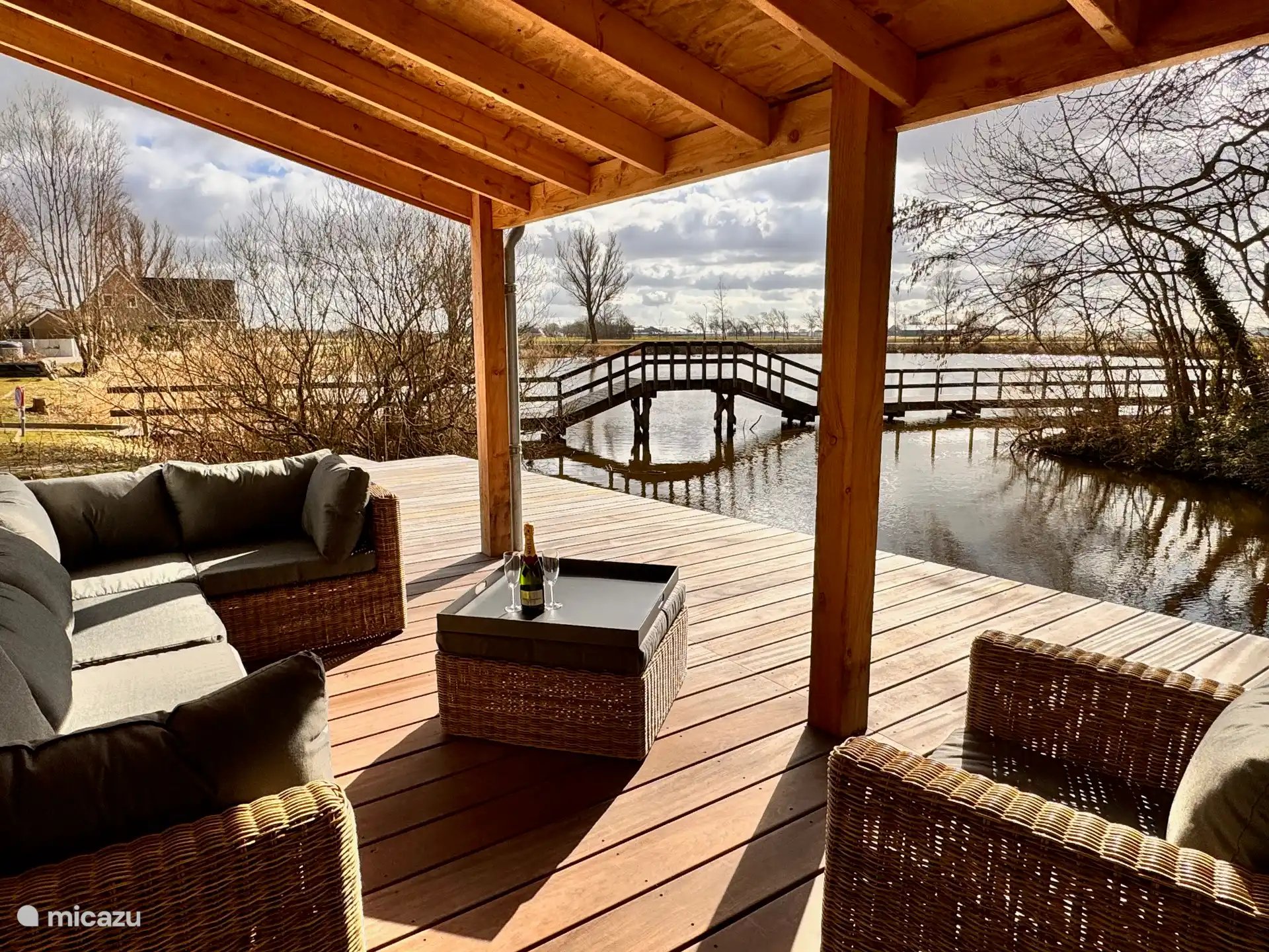 Veranda cubierta sobre el agua