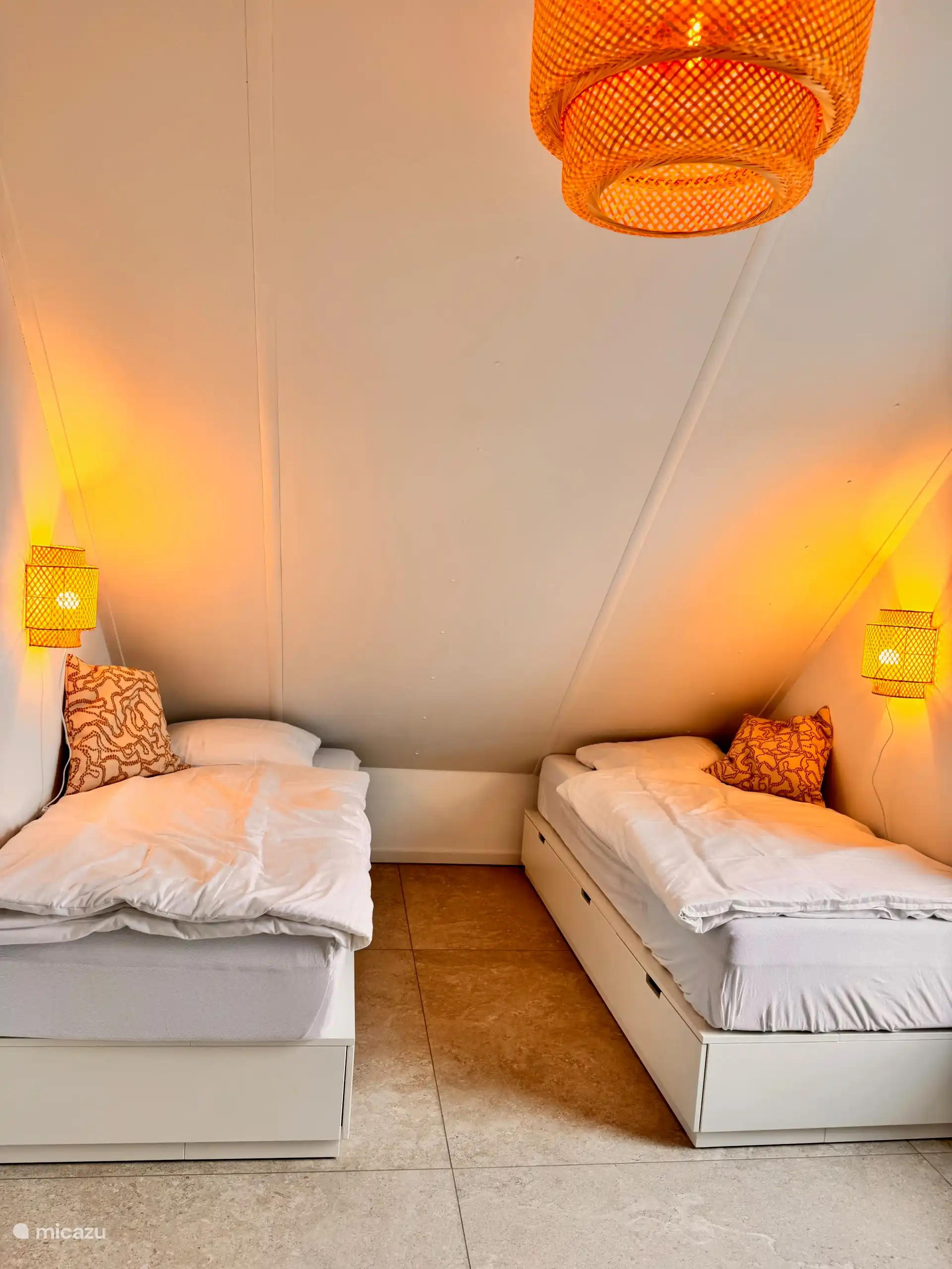 Dormitorio con dos camas individuales
