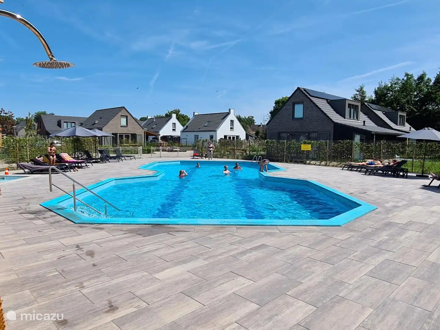 Buitenzwembad op het park