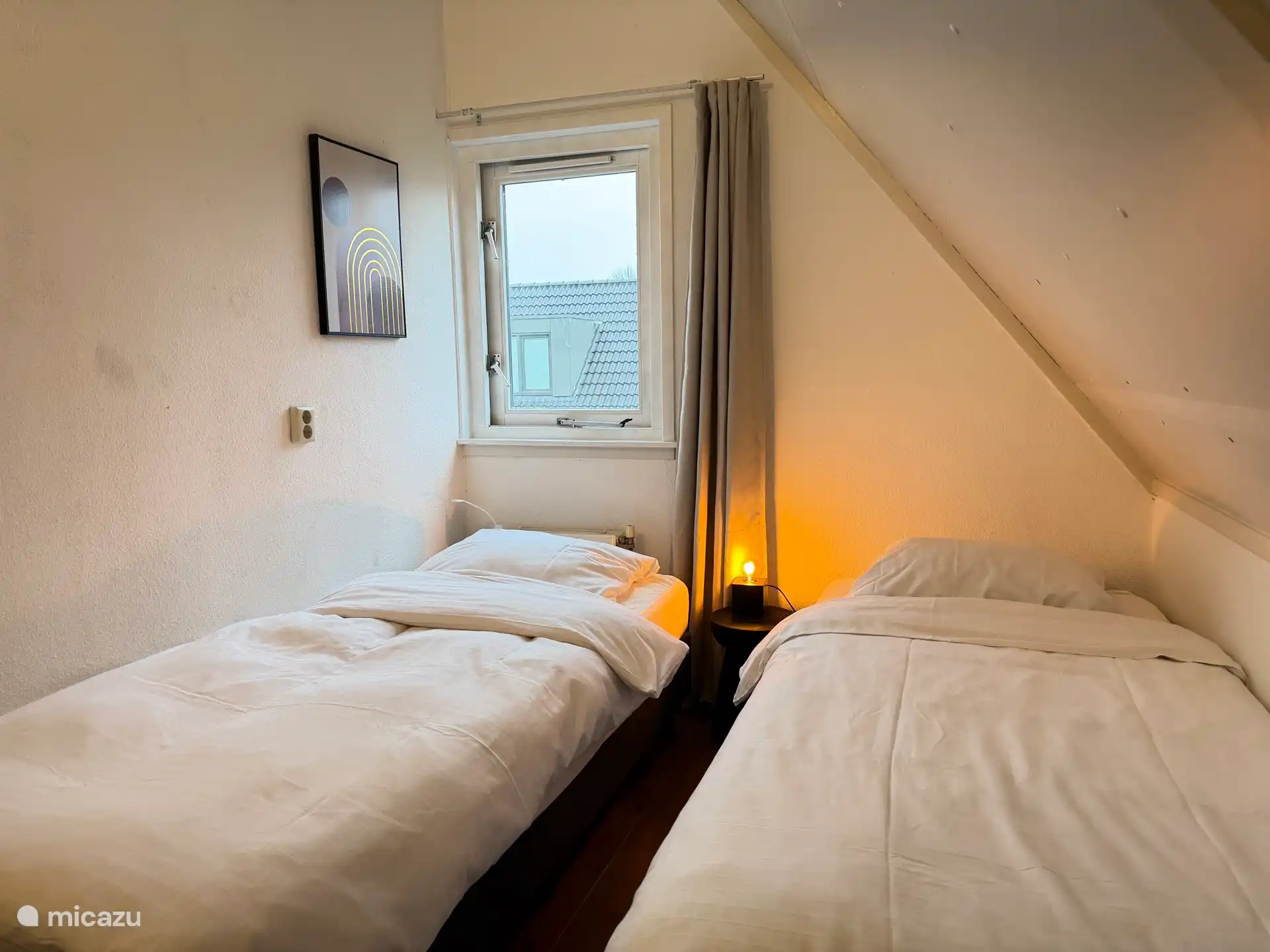 Slaapkamer met twee eenpersoonsbedden