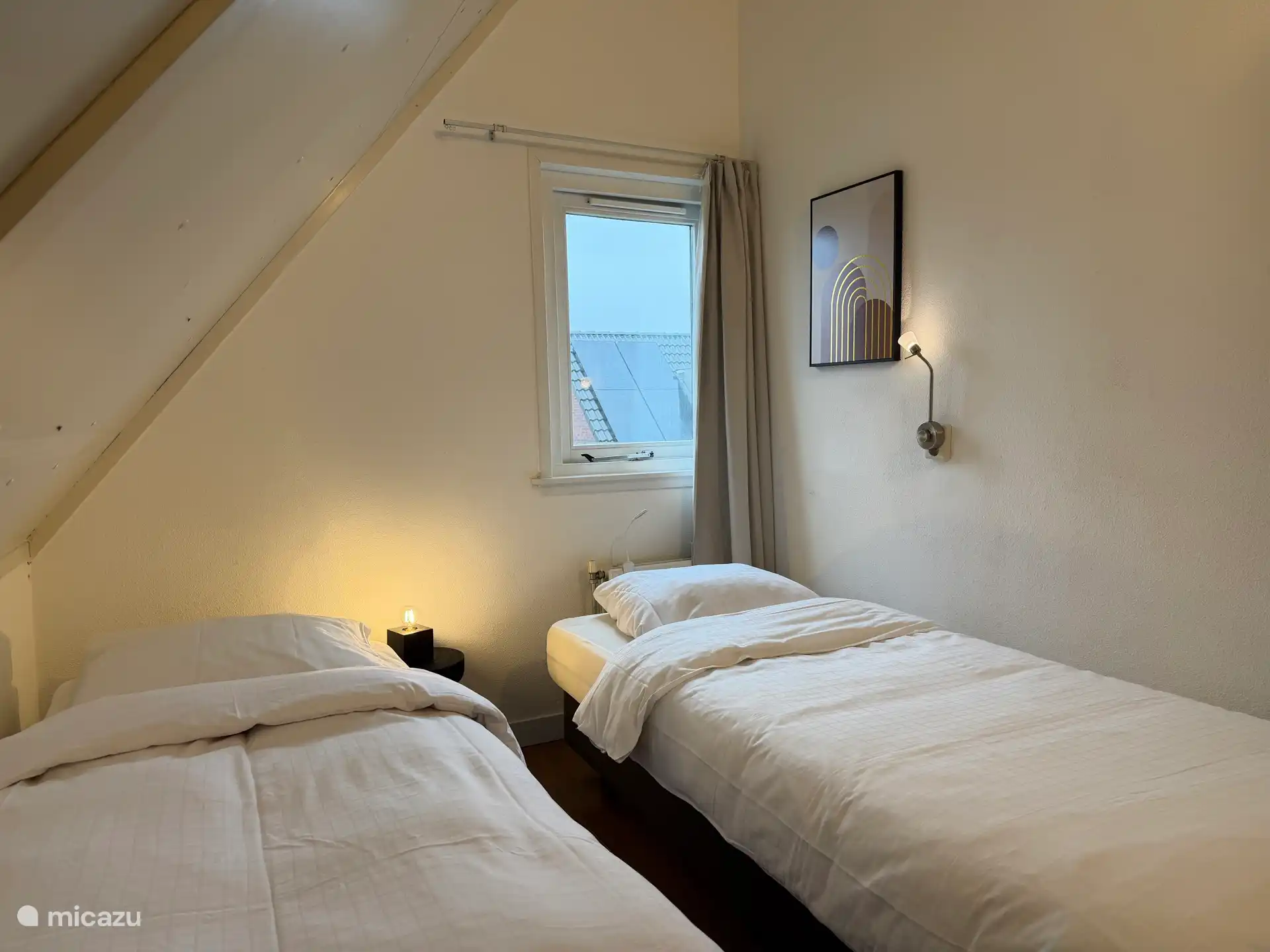 Slaapkamer met twee eenpersoonsbedden