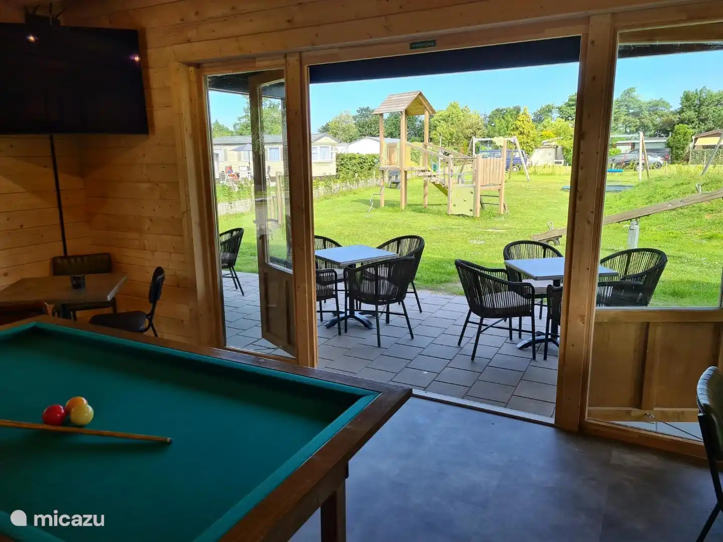 Recreatieruimte met pooltafel