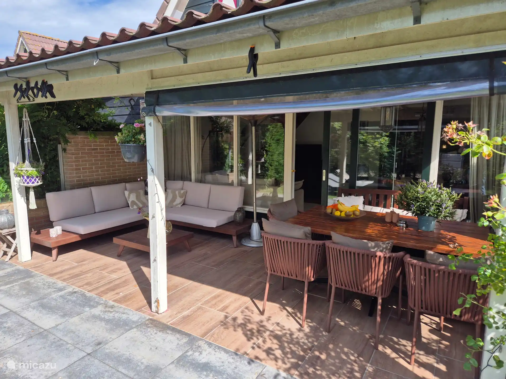 Overdekte veranda met loungeset