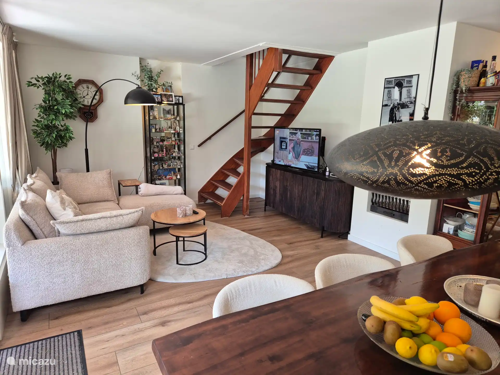 Woonkamer met trap