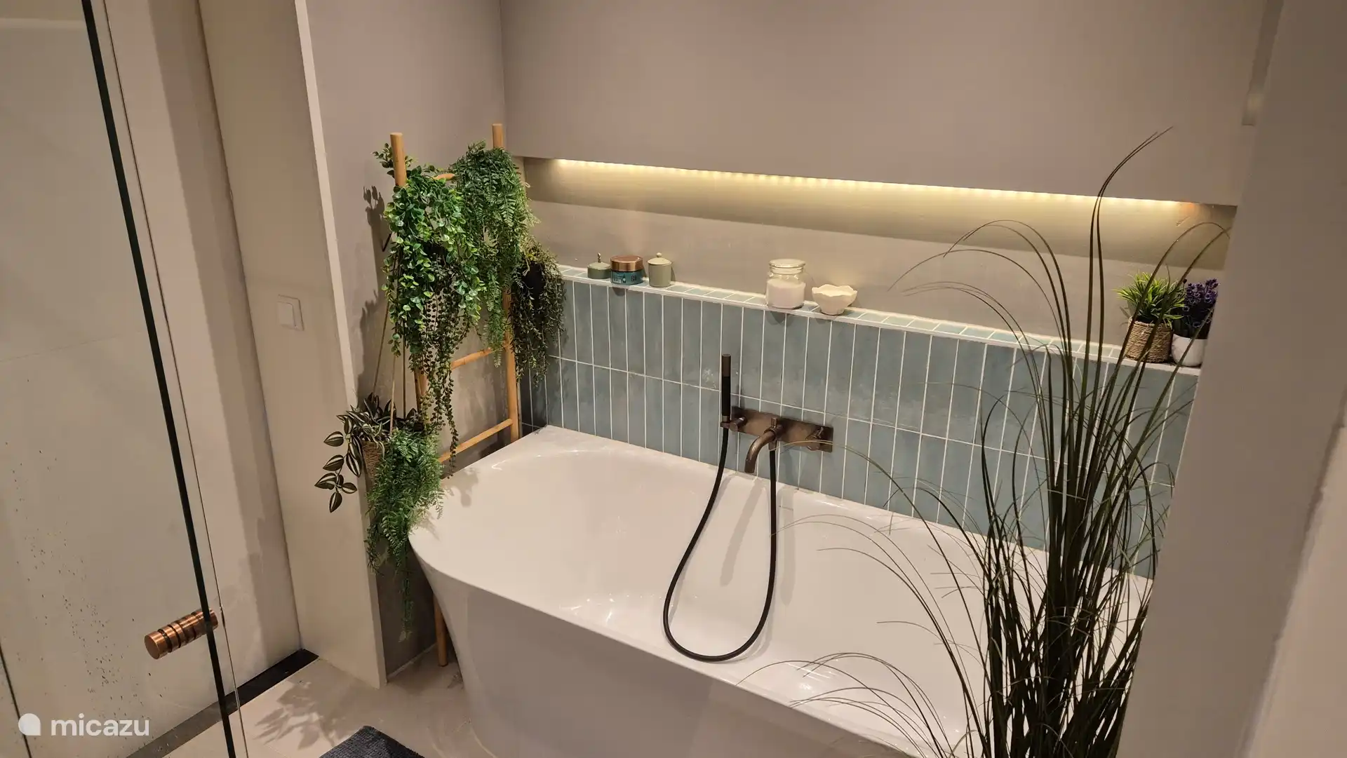 Badkamer met ligbad