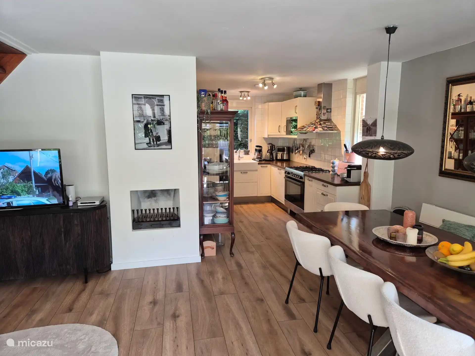 Woonkamer met eethoek en keuken