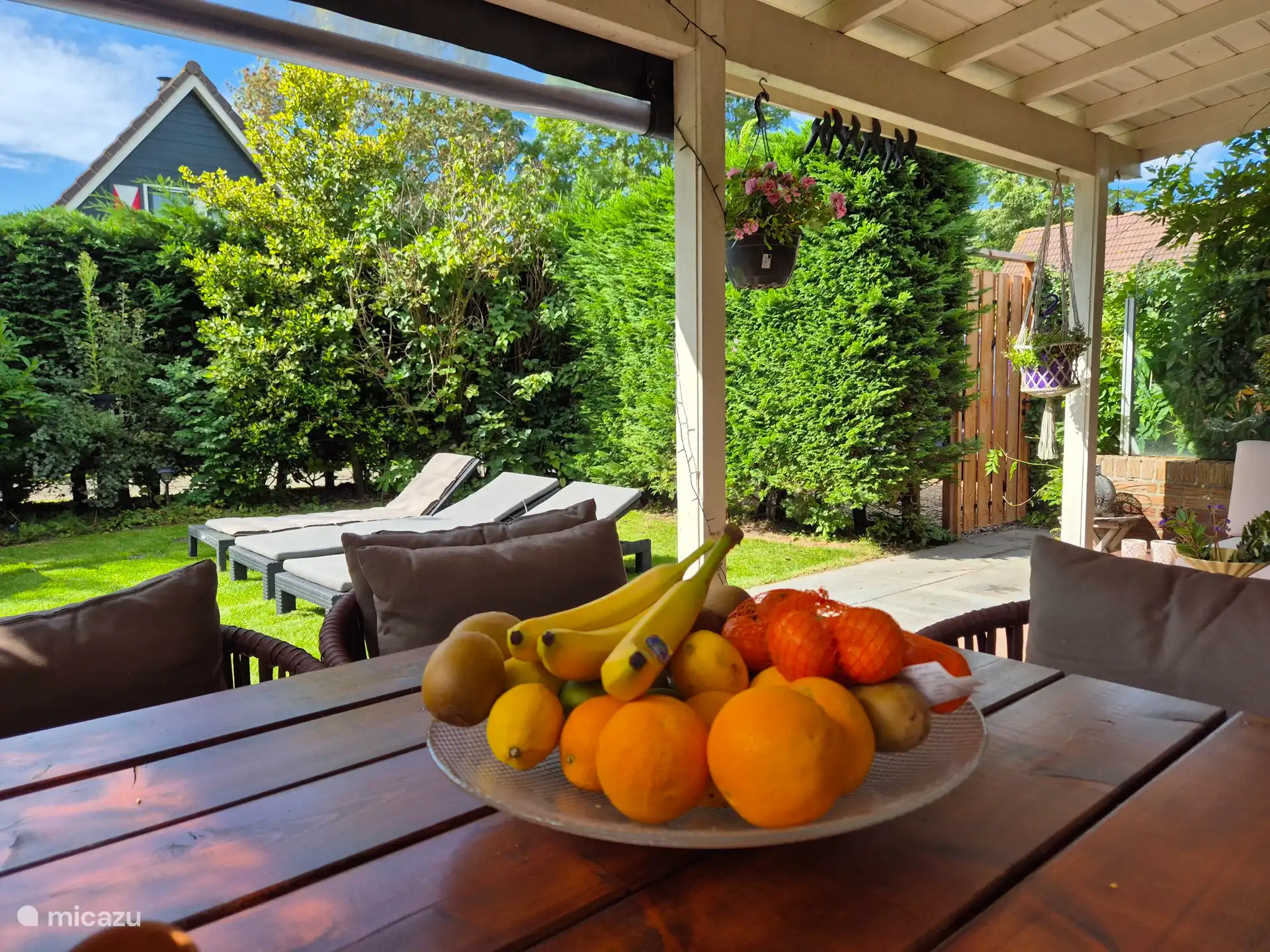 Veranda met uitzicht op de tuin