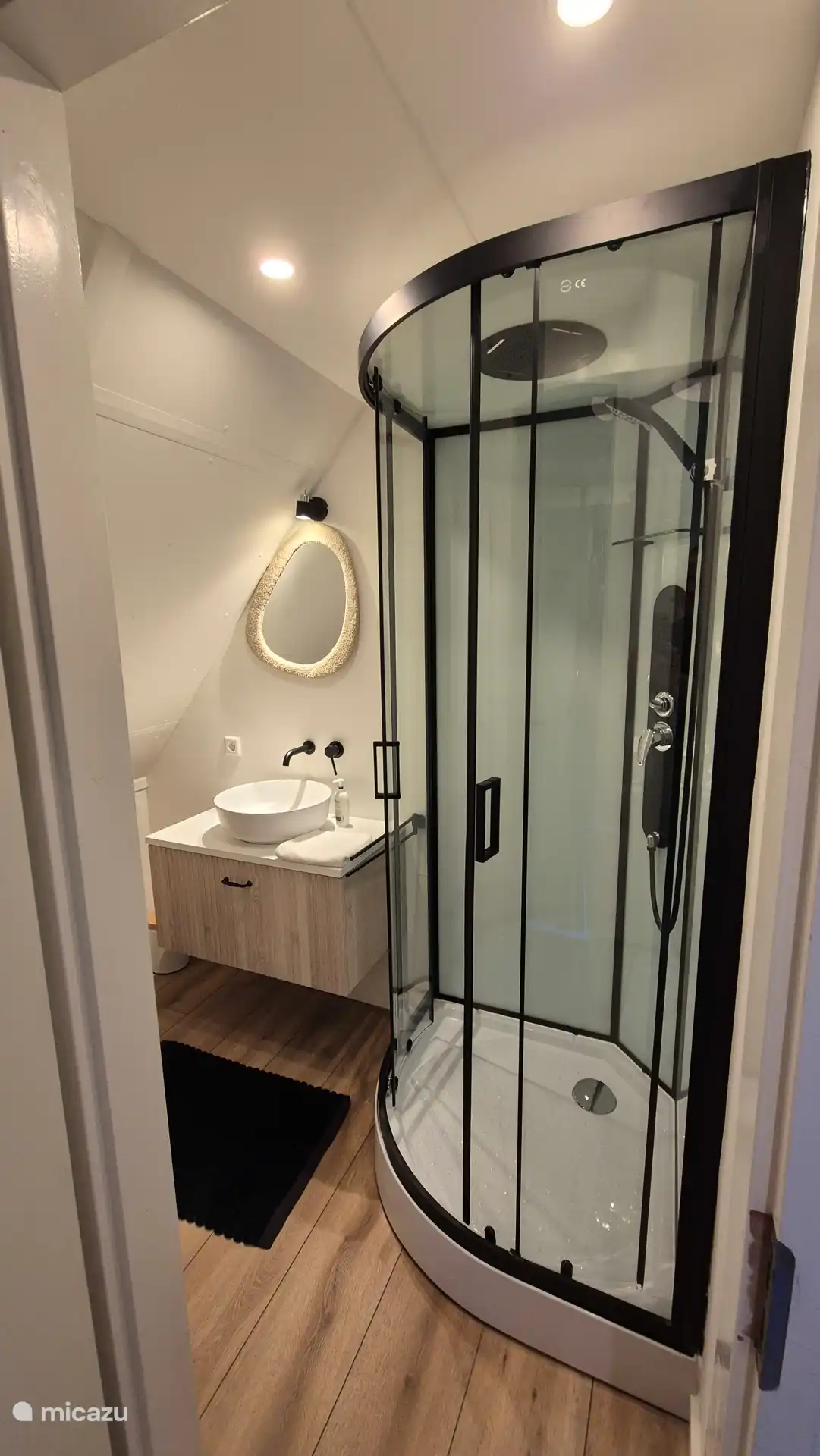 Badkamer met douche